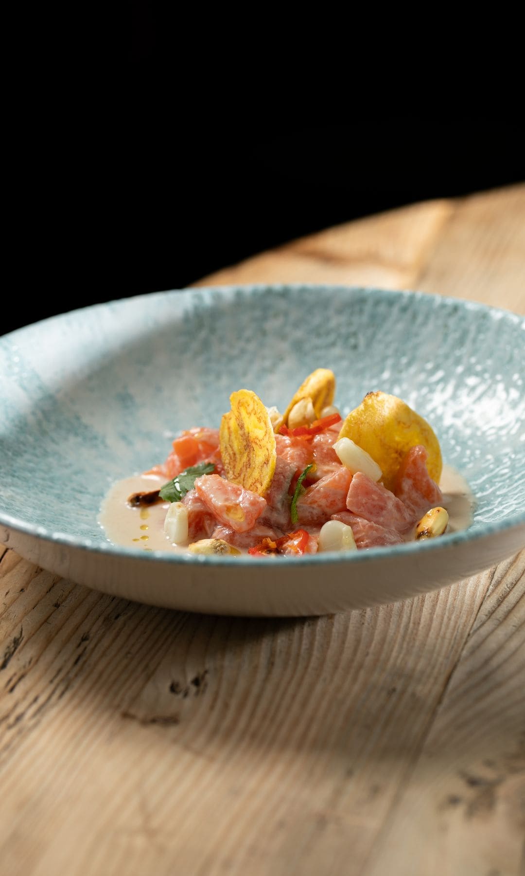 Ceviche de trucha escandinava, rocoto, choclos y menta. Menú Amar el Mar en La Lonja de Mar en Madrid.