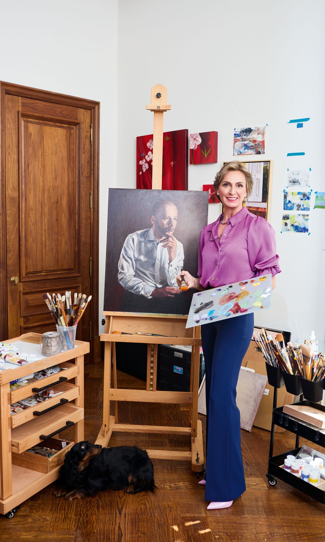 En su estudio, ante un retrato de su marido