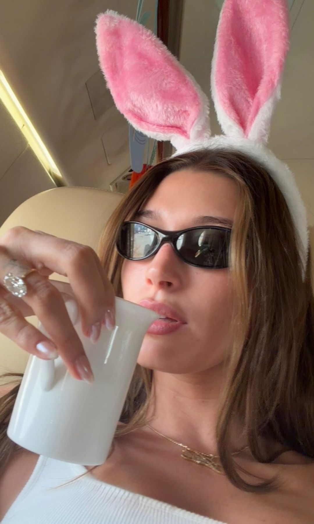 La manicura glaseada de Hailey Bieber