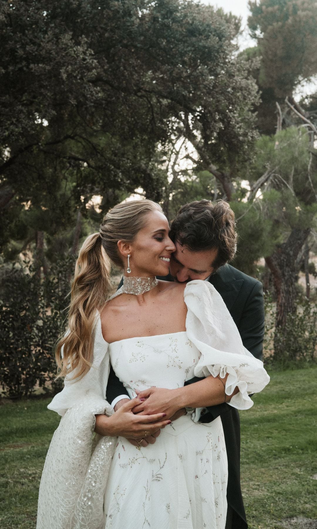 Novia con vestido con flores