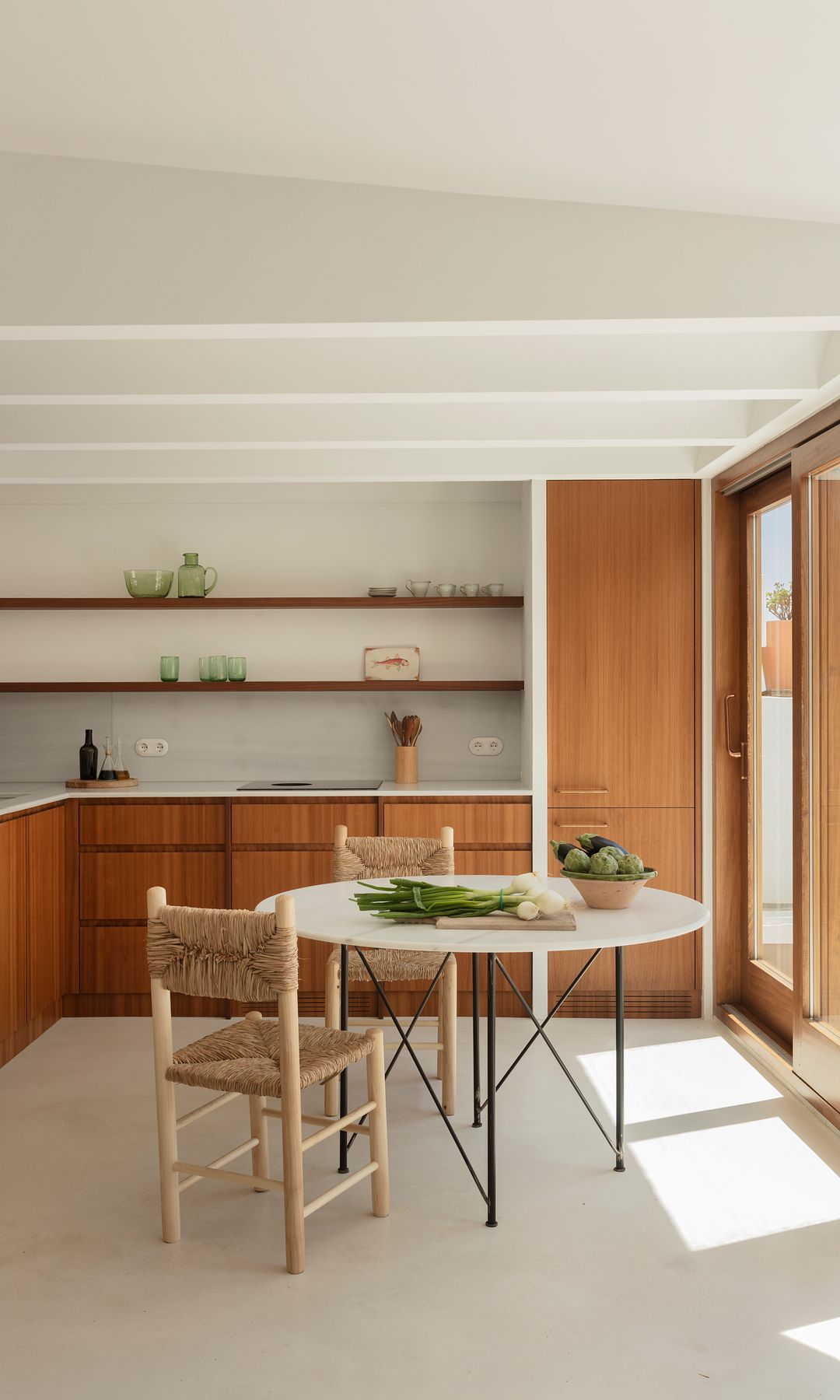 Cocina con pequeño comedor en el centro