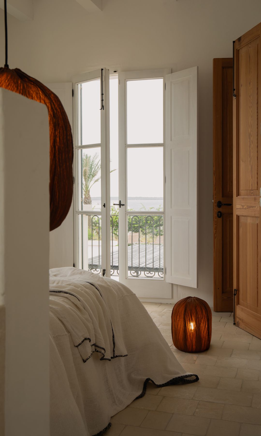 Dormitorio con vistas y lámpara de Let's Pause