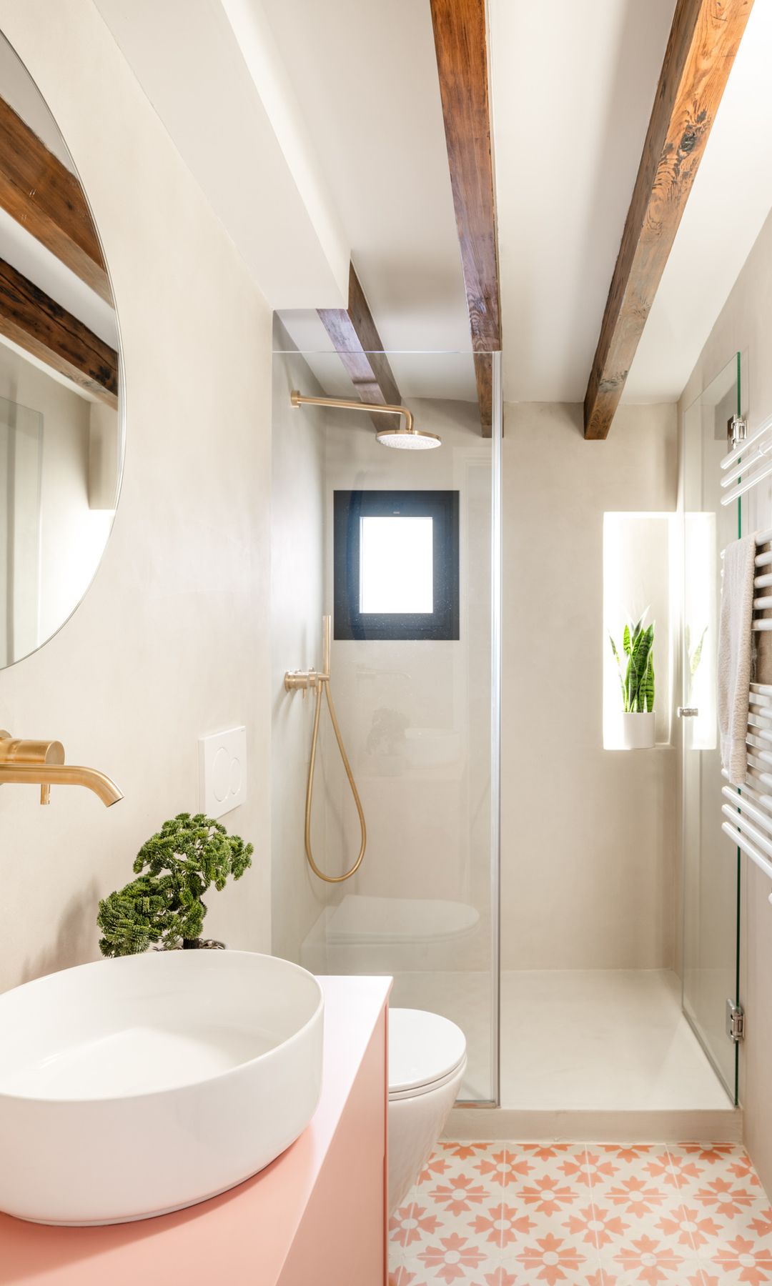 Baño con suelo de cerámica decorada en color