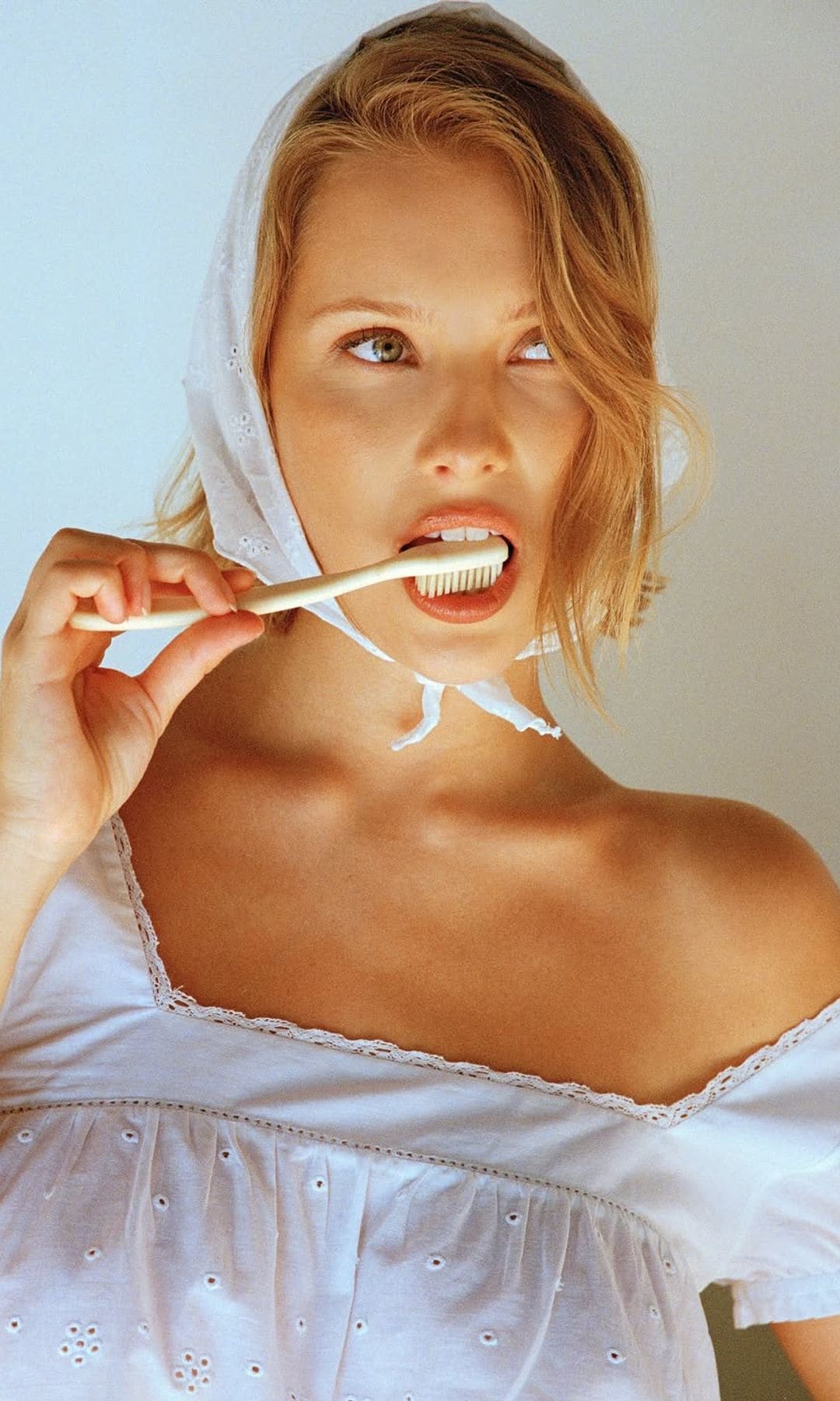 Cepillarse los dientes después de tomar café beneficios e inconvenientes según los expertos