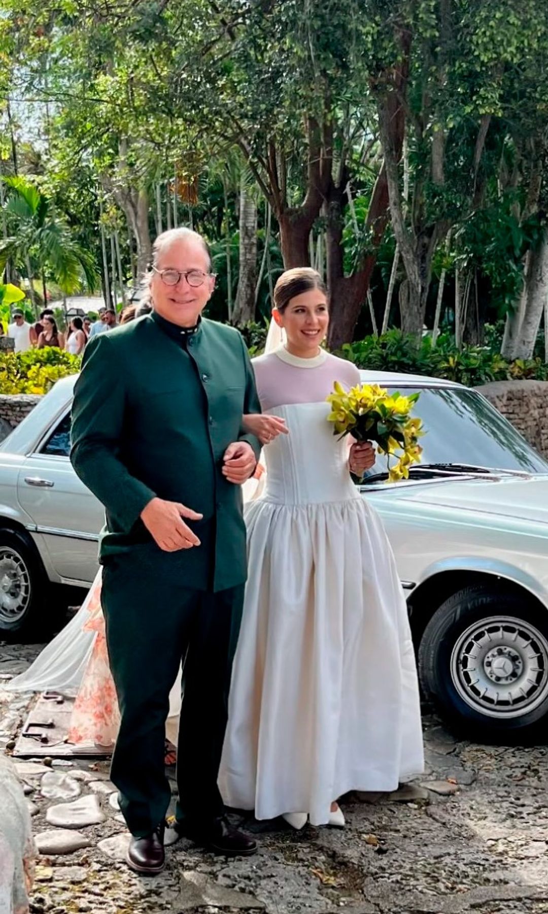 Entre las imágenes, la novia, llegando al altar del brazo de su padre