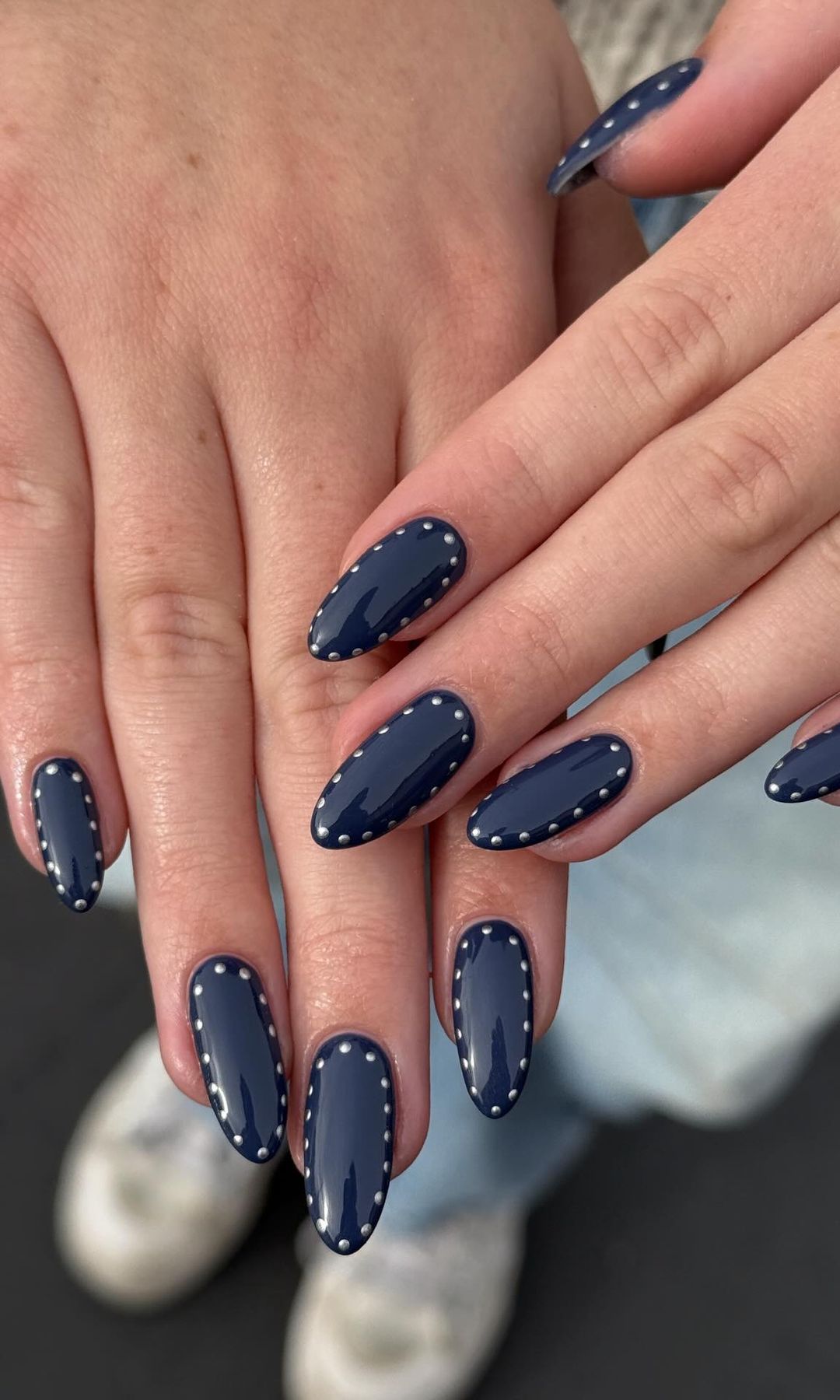 Manicura azul con tachuelas