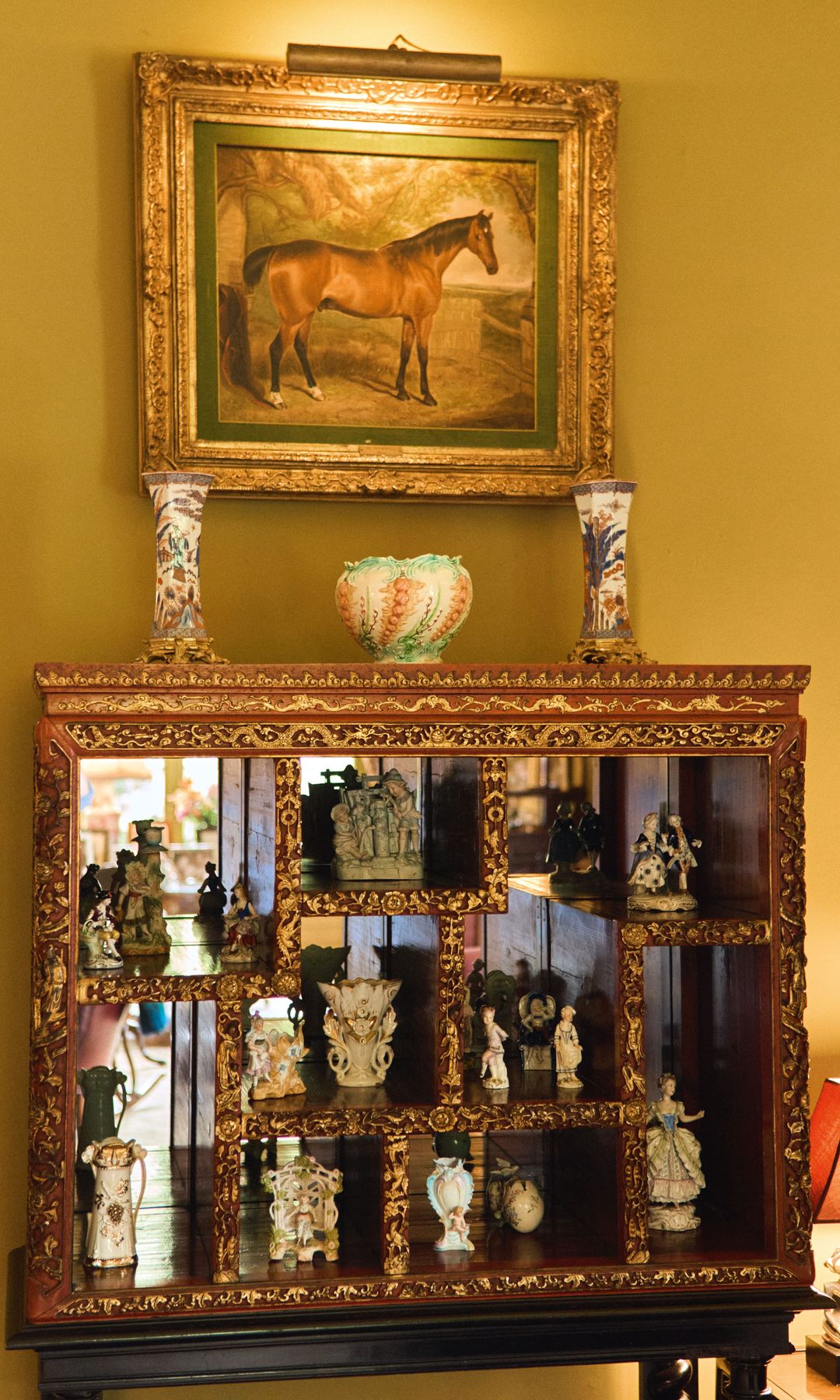 Más figuras de porcelana en el interior del Palacio de Arbaizenea