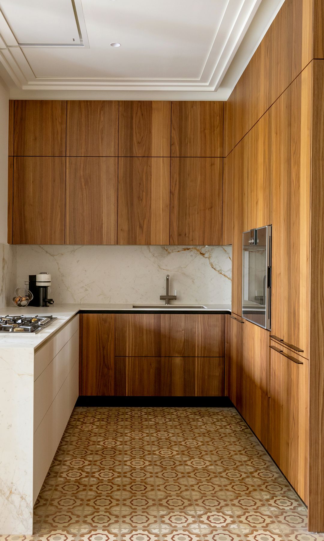 Cocina de madera con suelo hidráulico, isla,, techo con molduras