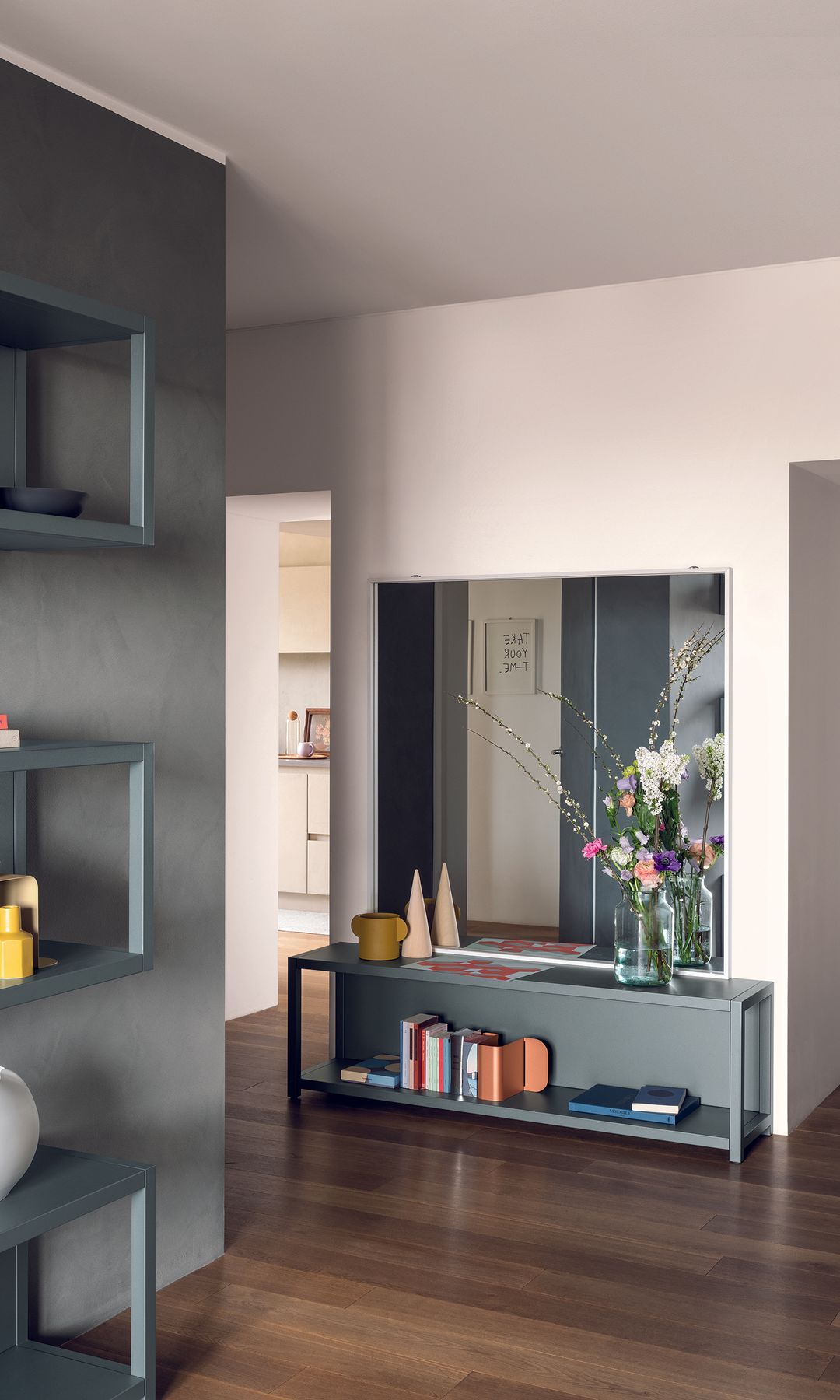 Recibidor con mueble bajo y espejo XL, jarrón con flores y libros 