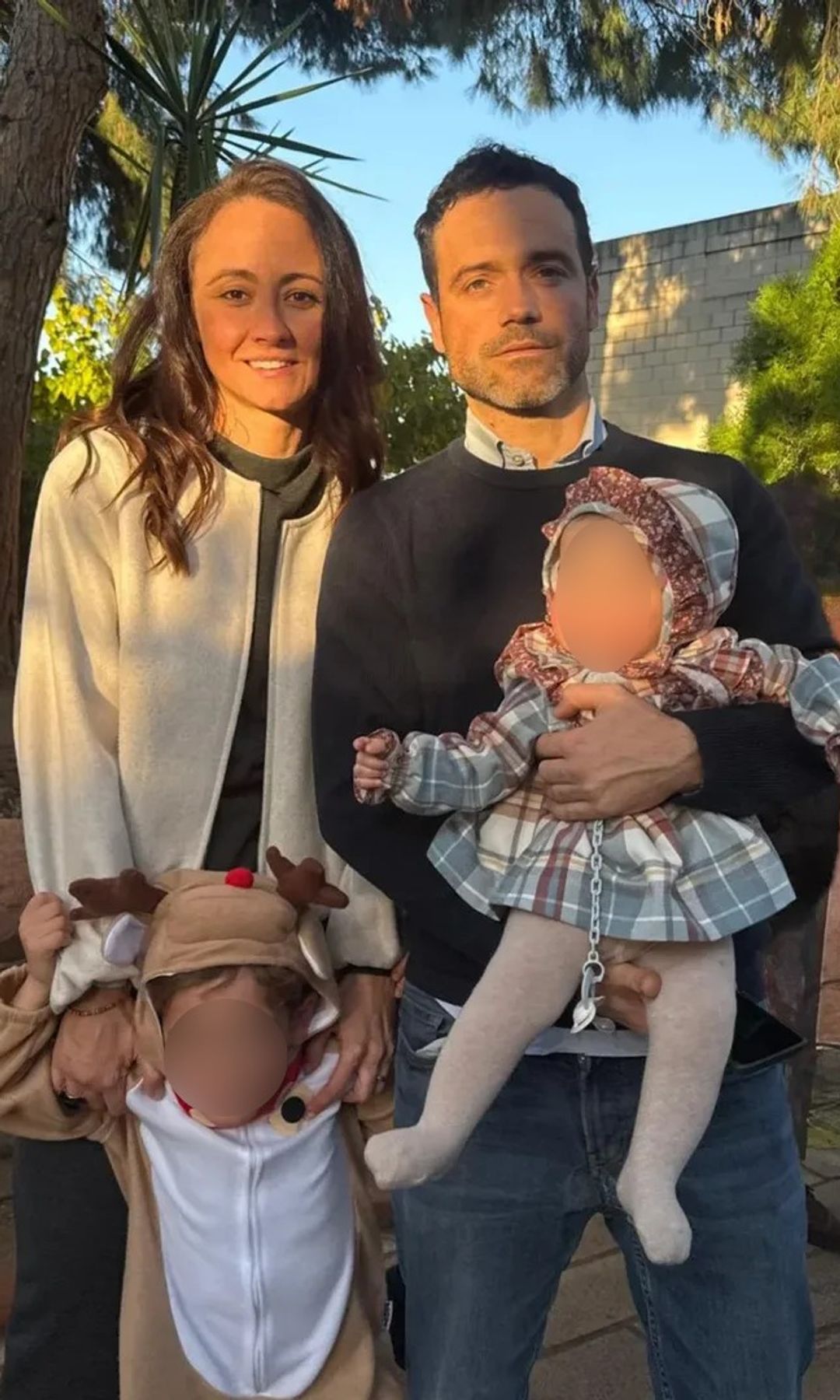 El artista con su pareja y sus hijos