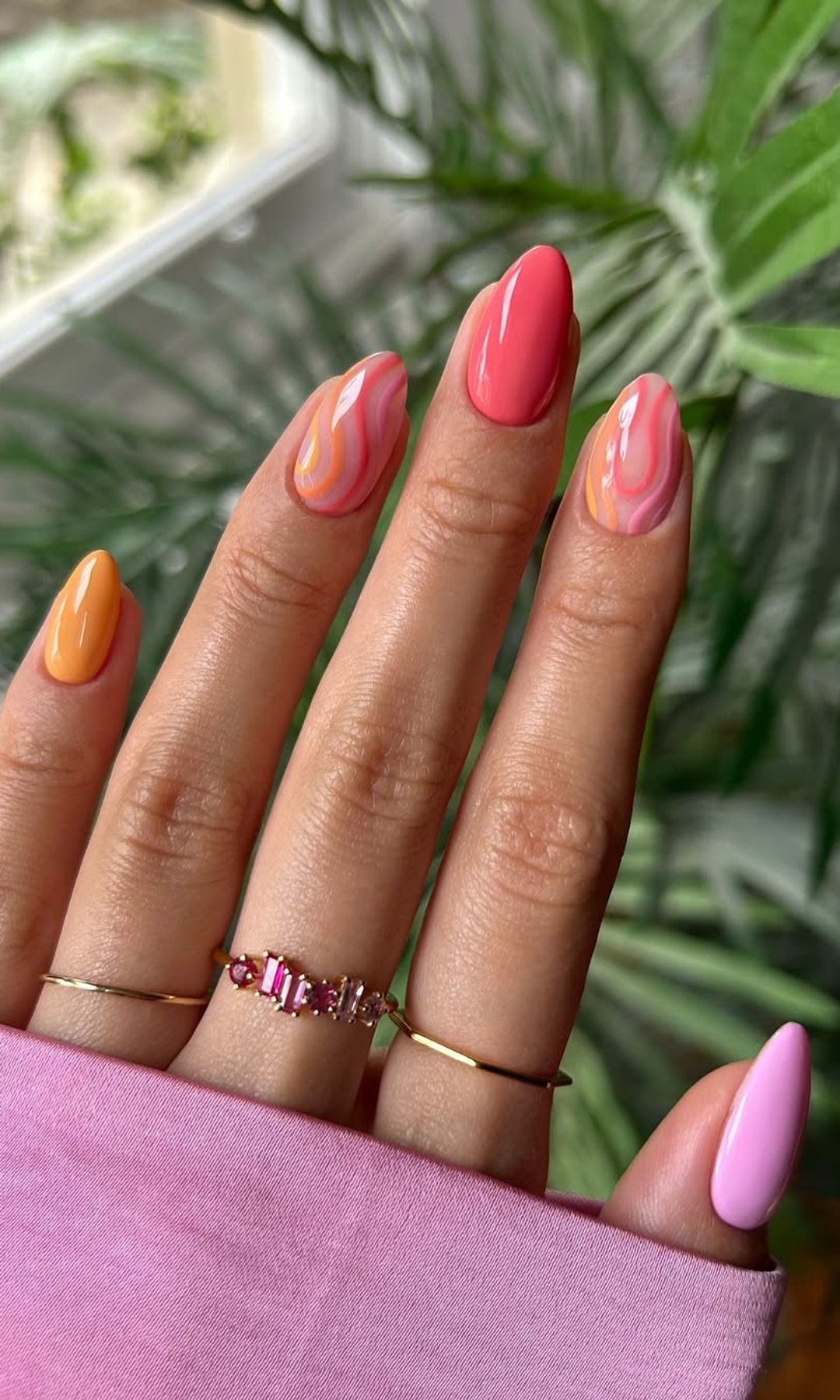 Manicura en tonos coral, naranja y rosa