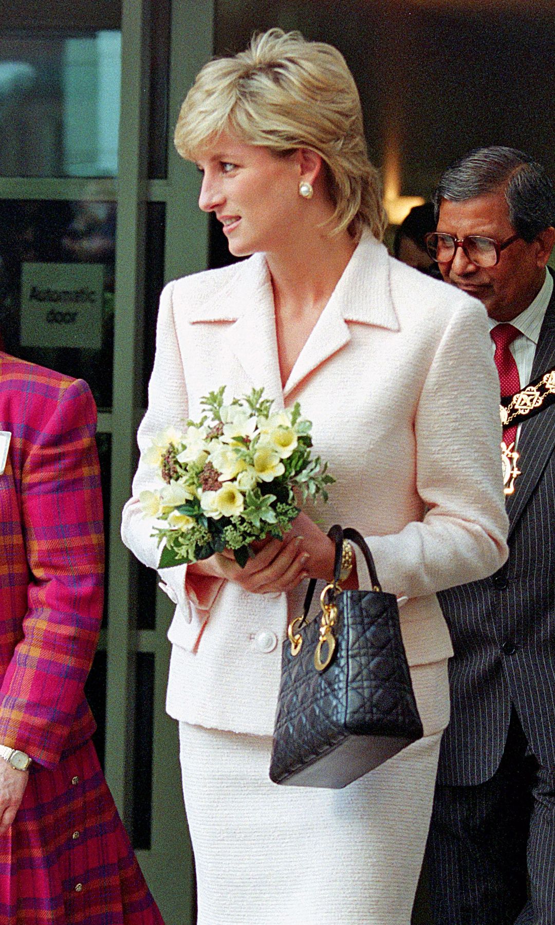 Diana de Gales llevando un 'lady dior'