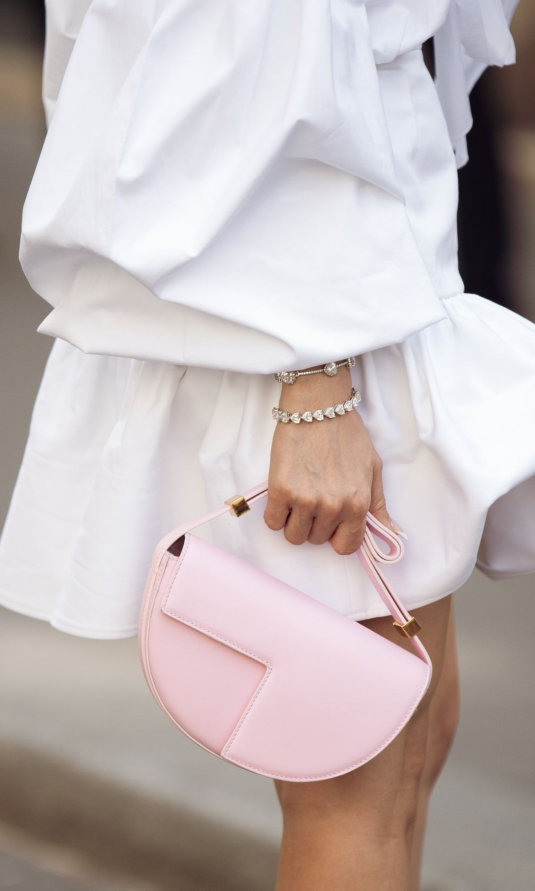 Bolso de media luna en color rosa