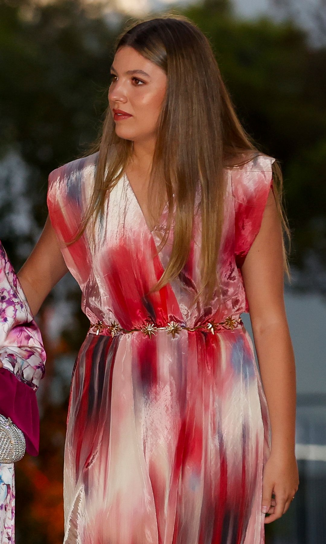 La infanta Sofía reaparece en Mallorca con el look que mejor refleja su estilo: un transgresor vestido 'tie-dye' que consolida una tradición