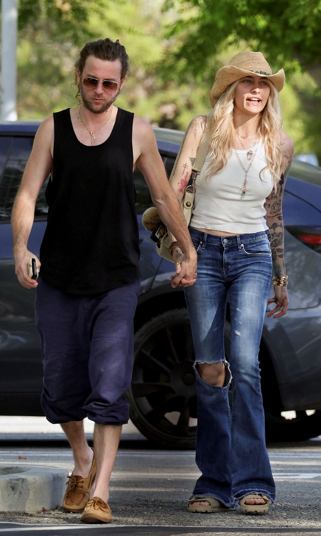 Paris Jackson y su prometido, Justin Long, caminan de la mano en Calabasas