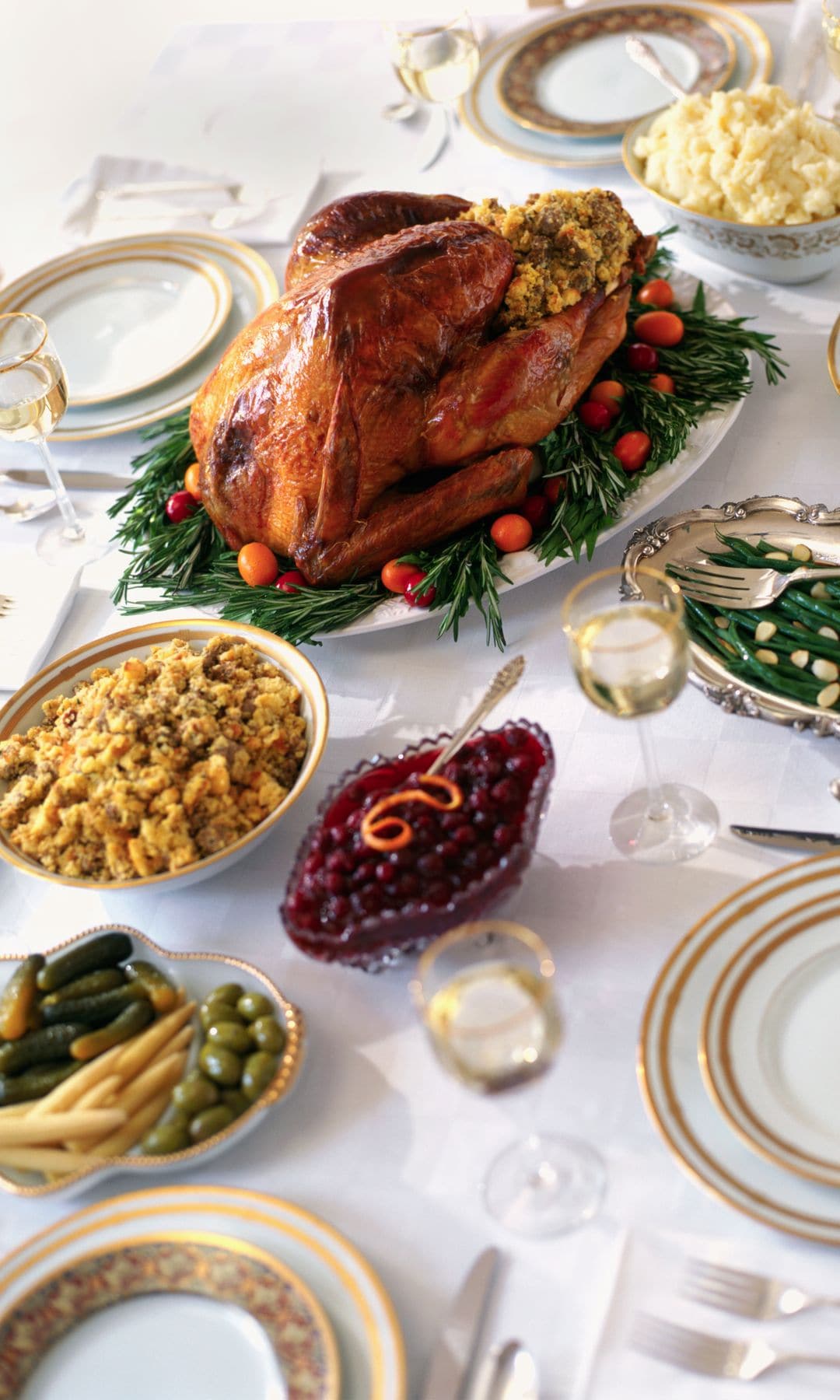 Una mesa con comida navideña