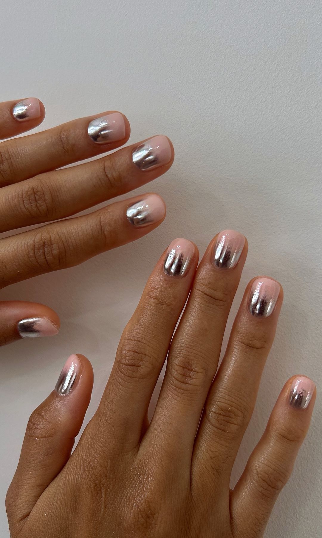 Manicura cromada con efecto degradado en plateado