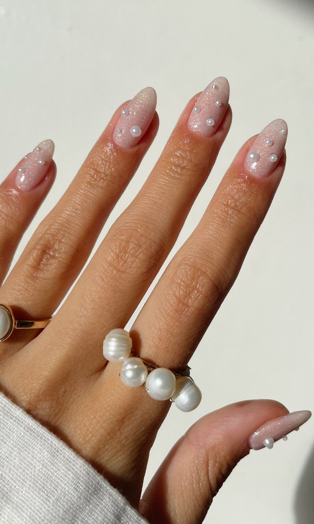 Manicura perlada con perlas en relieve