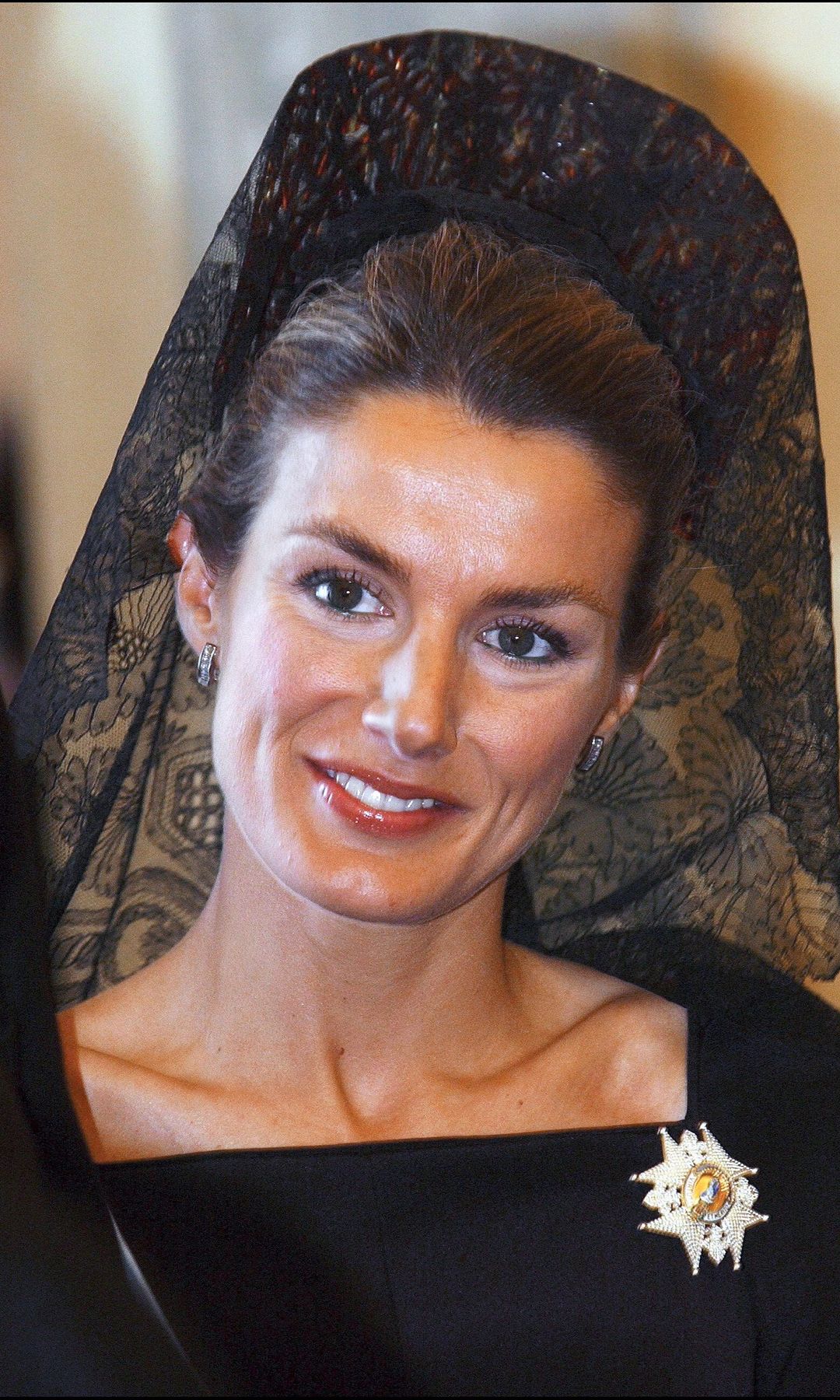 La reina Letizia durante una visita al papa Juan Pablo II en Roma (2004)