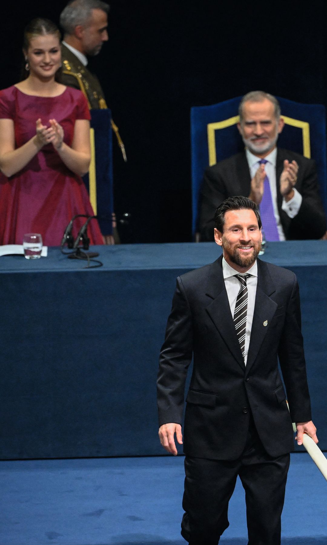 Leo Messi, emocionado, mientras recibía el premio Princesa de Asturias de los Deportes, entre aplausos de Felipe VI y la princesa Leonor.