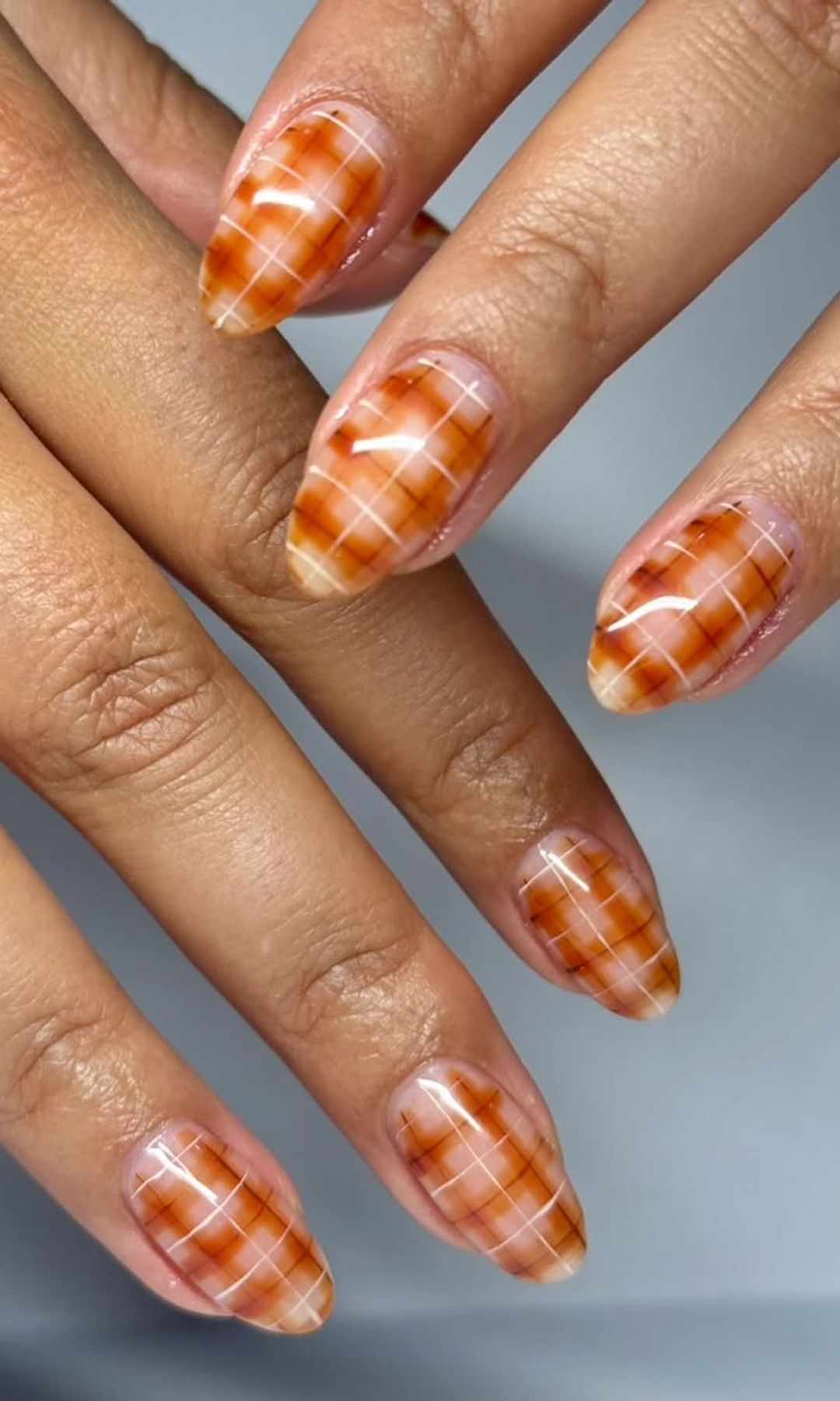 Manicura naranja de cuadros