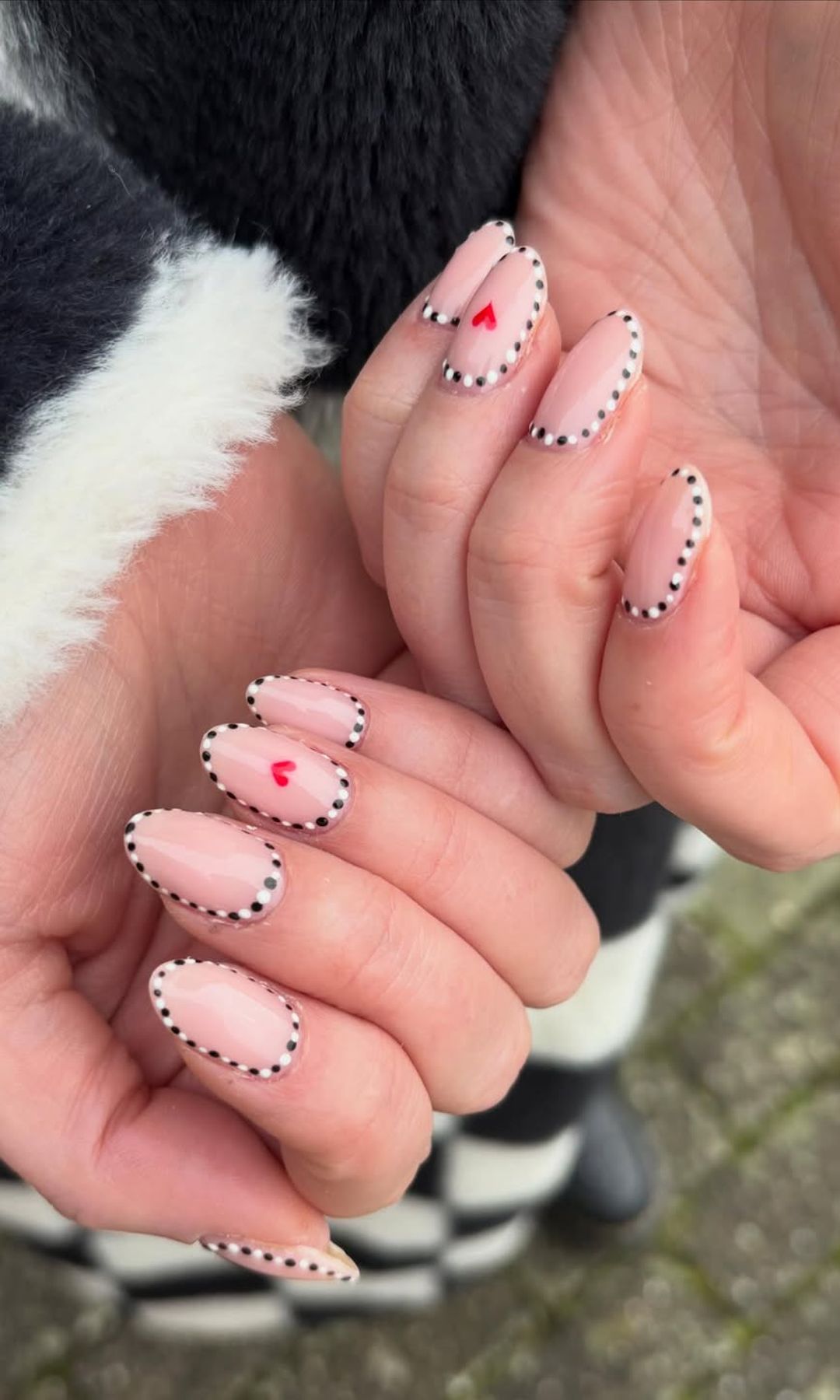 Manicura de corazones con marco