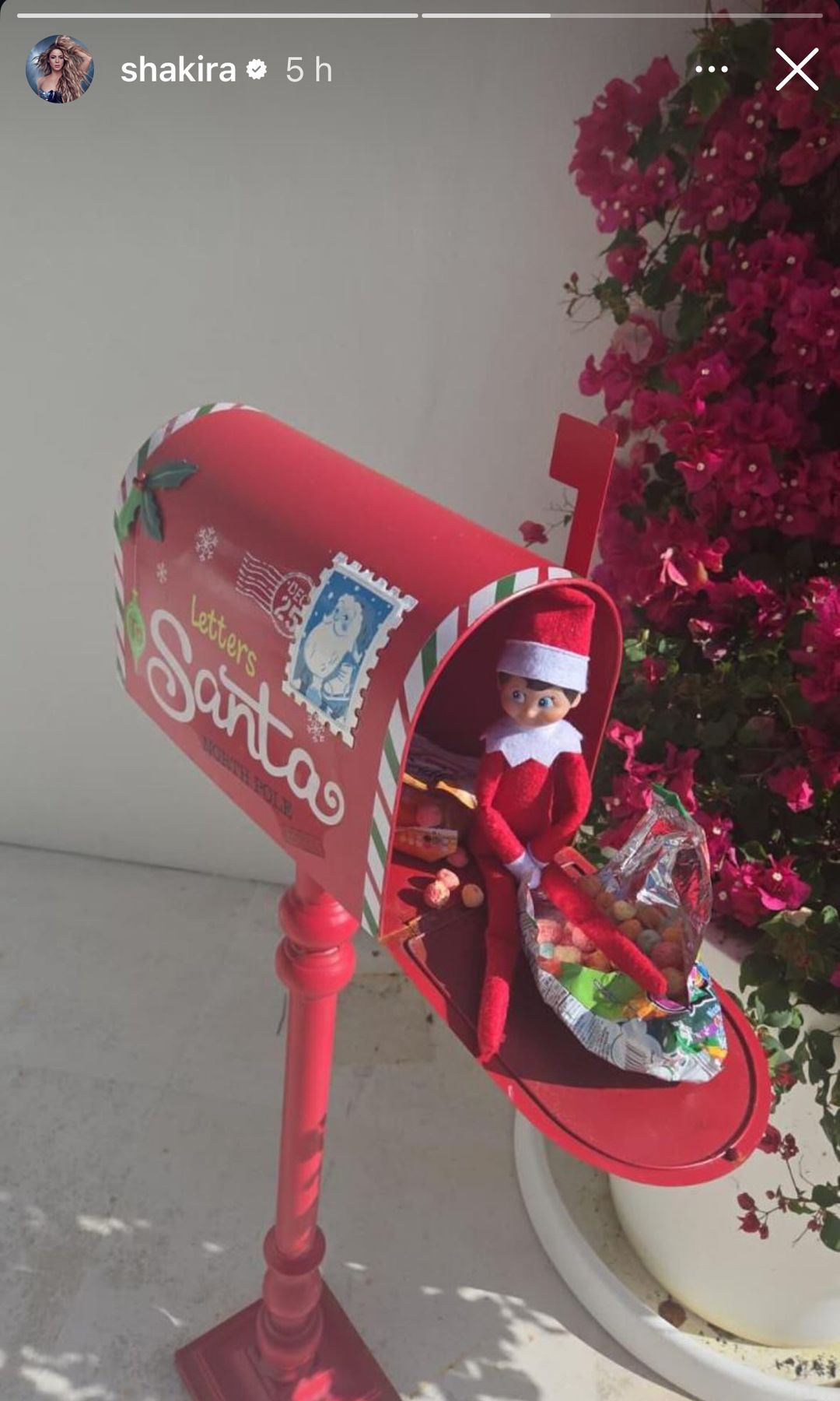La cantante se ha divertido como una niña más con la tradición navideña. 