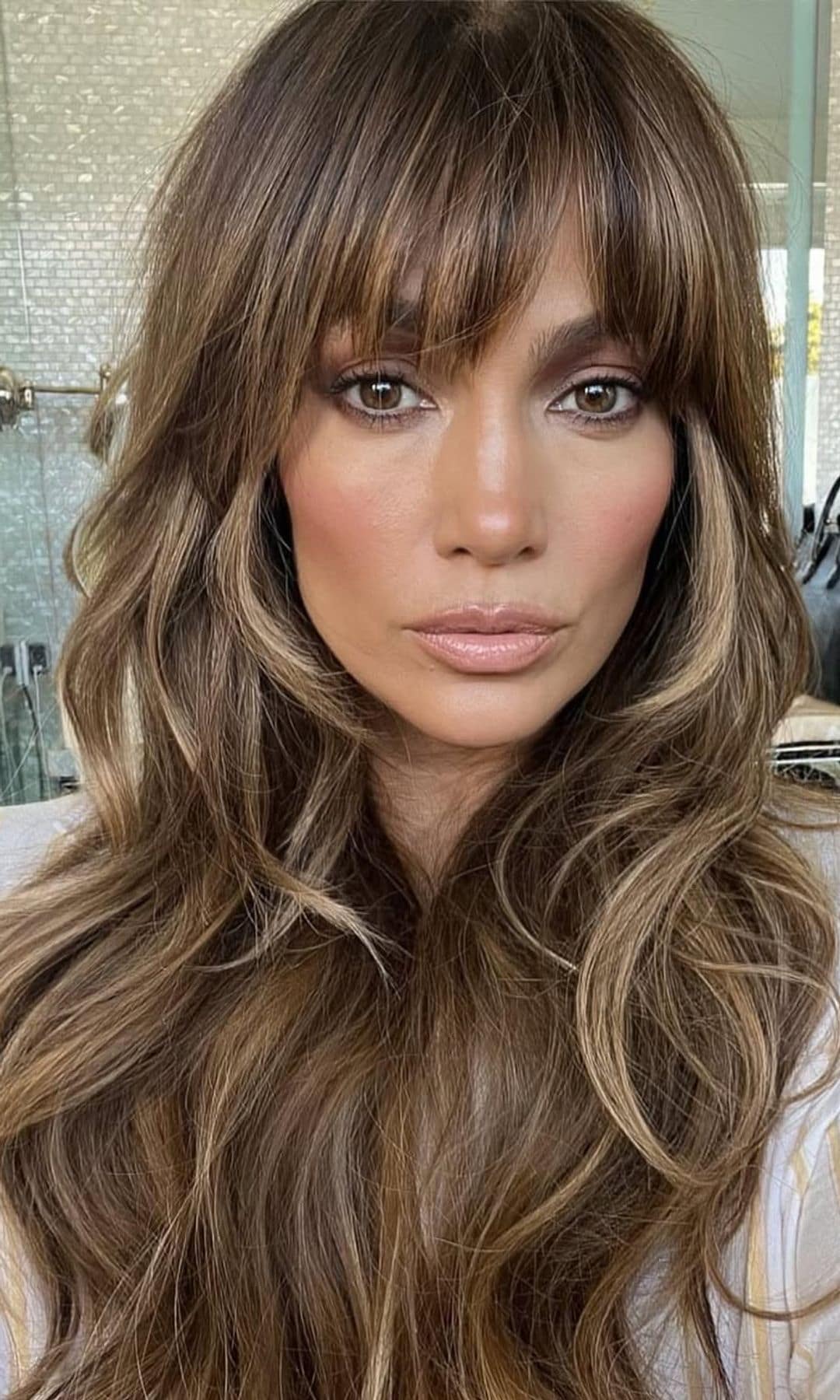 Jennifer Lopez con corte de pelo y flequillo abierto