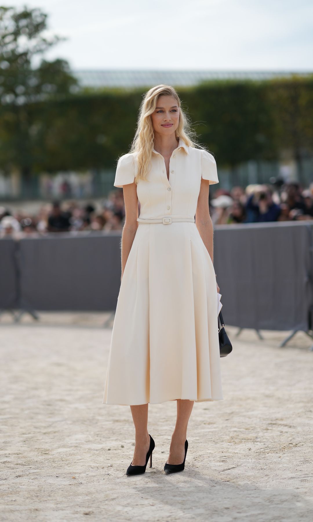 PARÍS, FRANCIA - 26 DE SEPTIEMBRE: Beatrice Borromeo lleva un vestido midi blanco fruncido, un cinturón, bombas negras / zapatos, fuera de Dior, durante la Womenswear Primavera / Verano 2024 como parte de la Semana de la Moda de París el 26 de septiembre de 2023 en París, Francia. (Foto de Edward Berthelot/Getty Images)