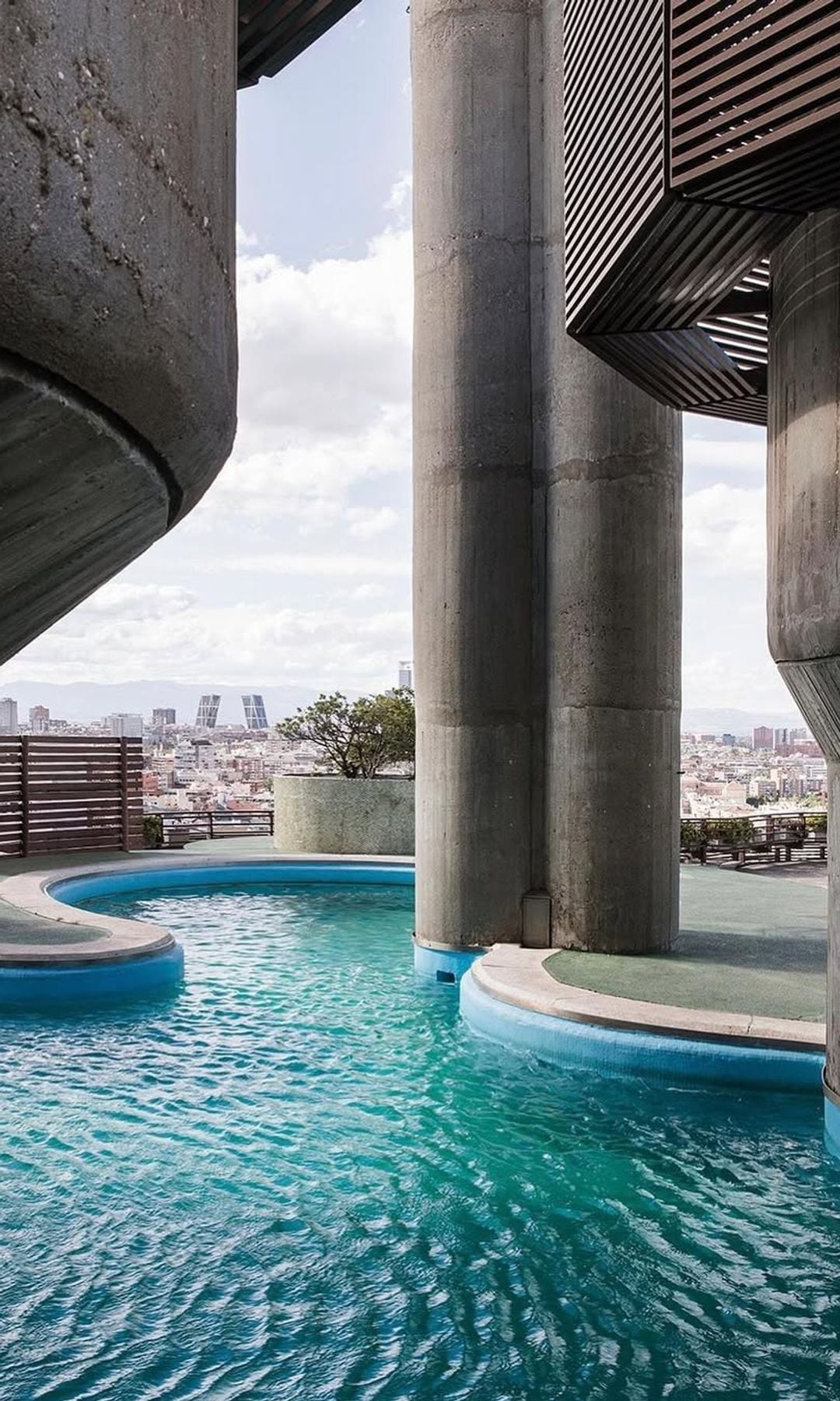 Piscina de Torres Blancas en Madrid