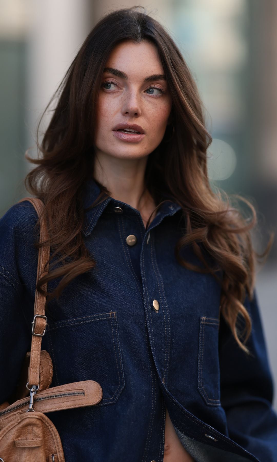 Mujer cabello largo corte mariposa