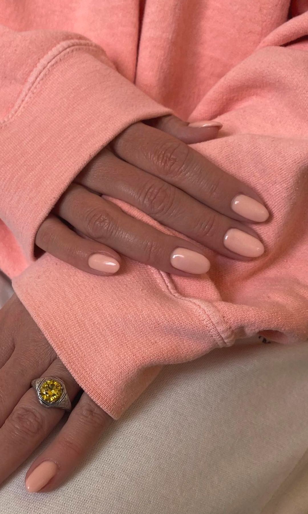 Manicura en color melocotón