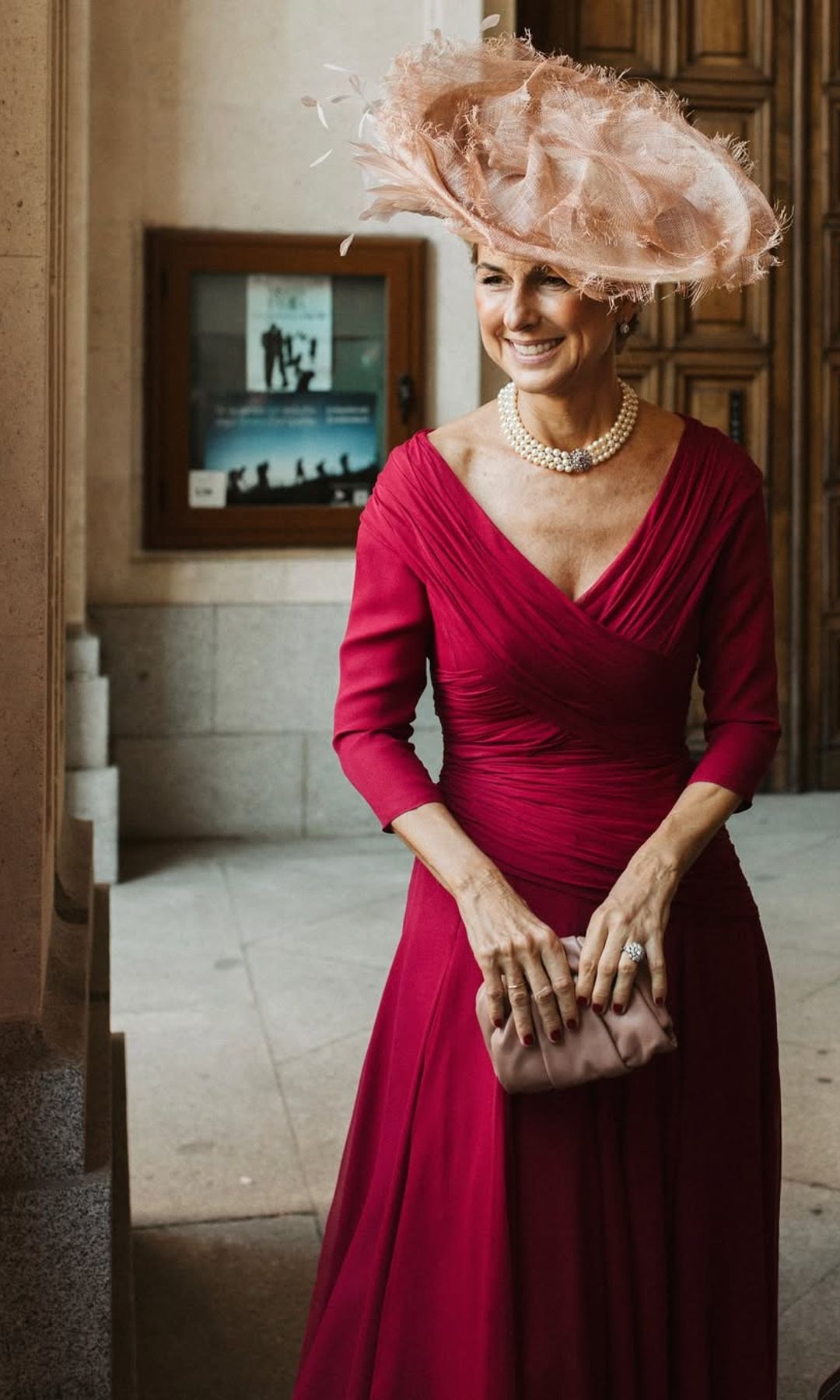 Madrina de boda con vestido rojo y tocado
