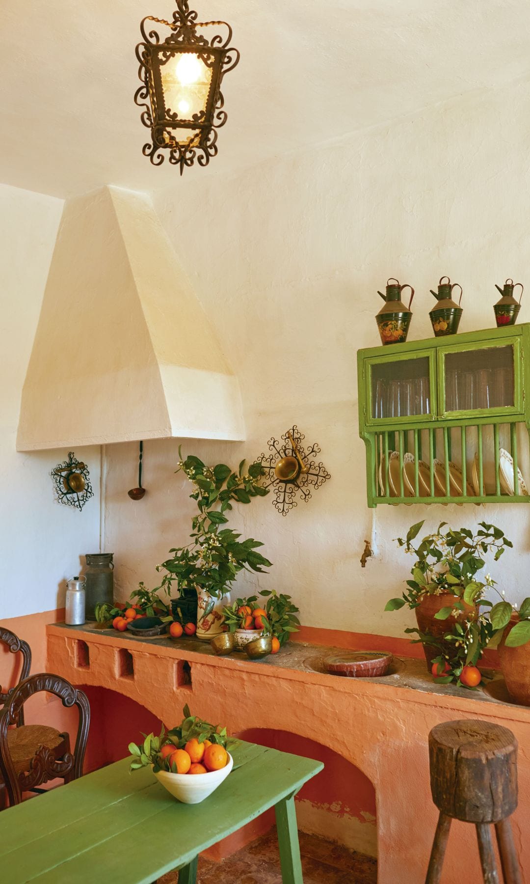 La cocina interior, en la que destaca en la primera la vajilla pintada de The IQ Home Collection