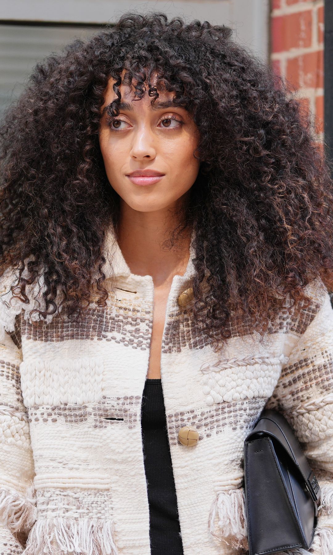 Mujer con el pelo rizado