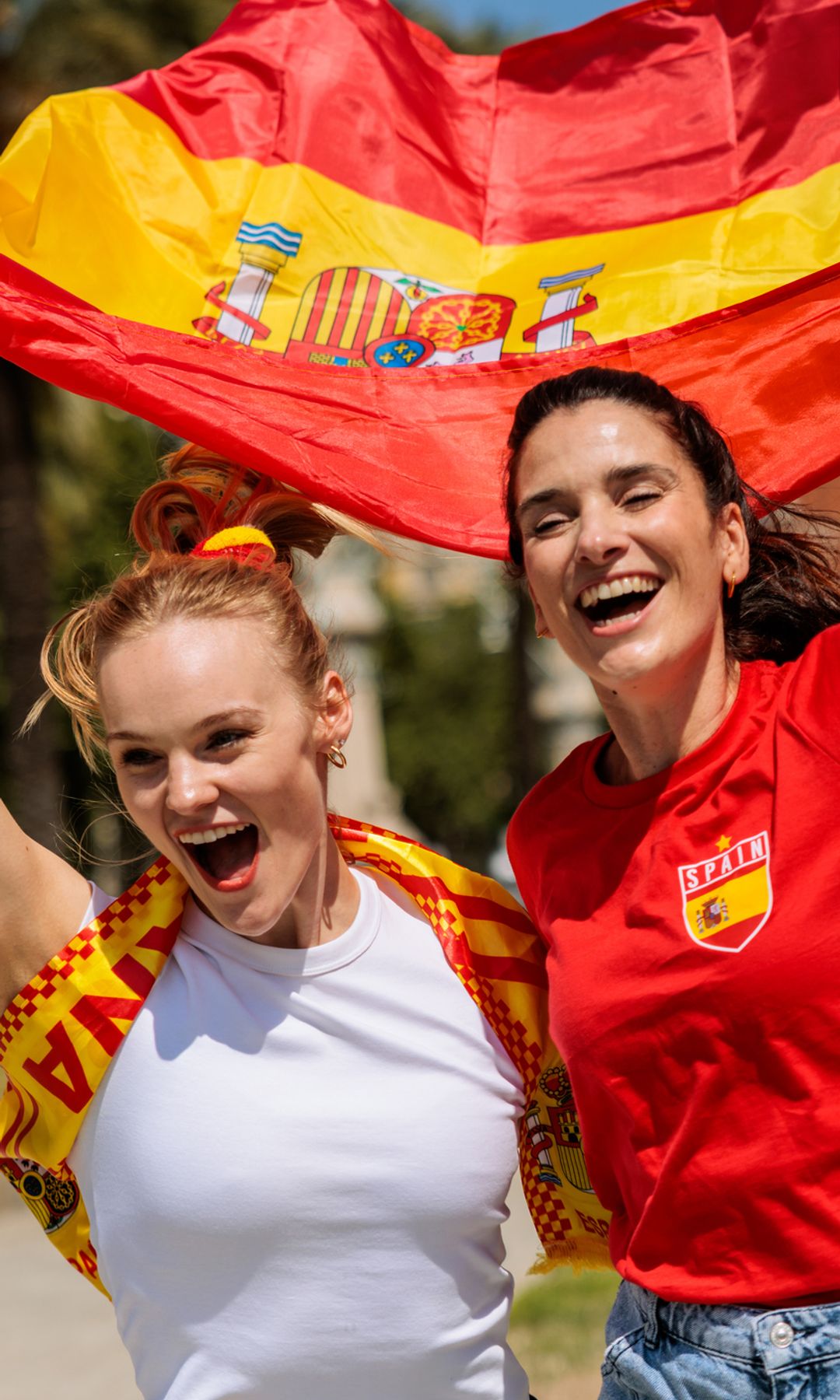 Dos mujeres felices celebrando la victoria de España en el Mundial