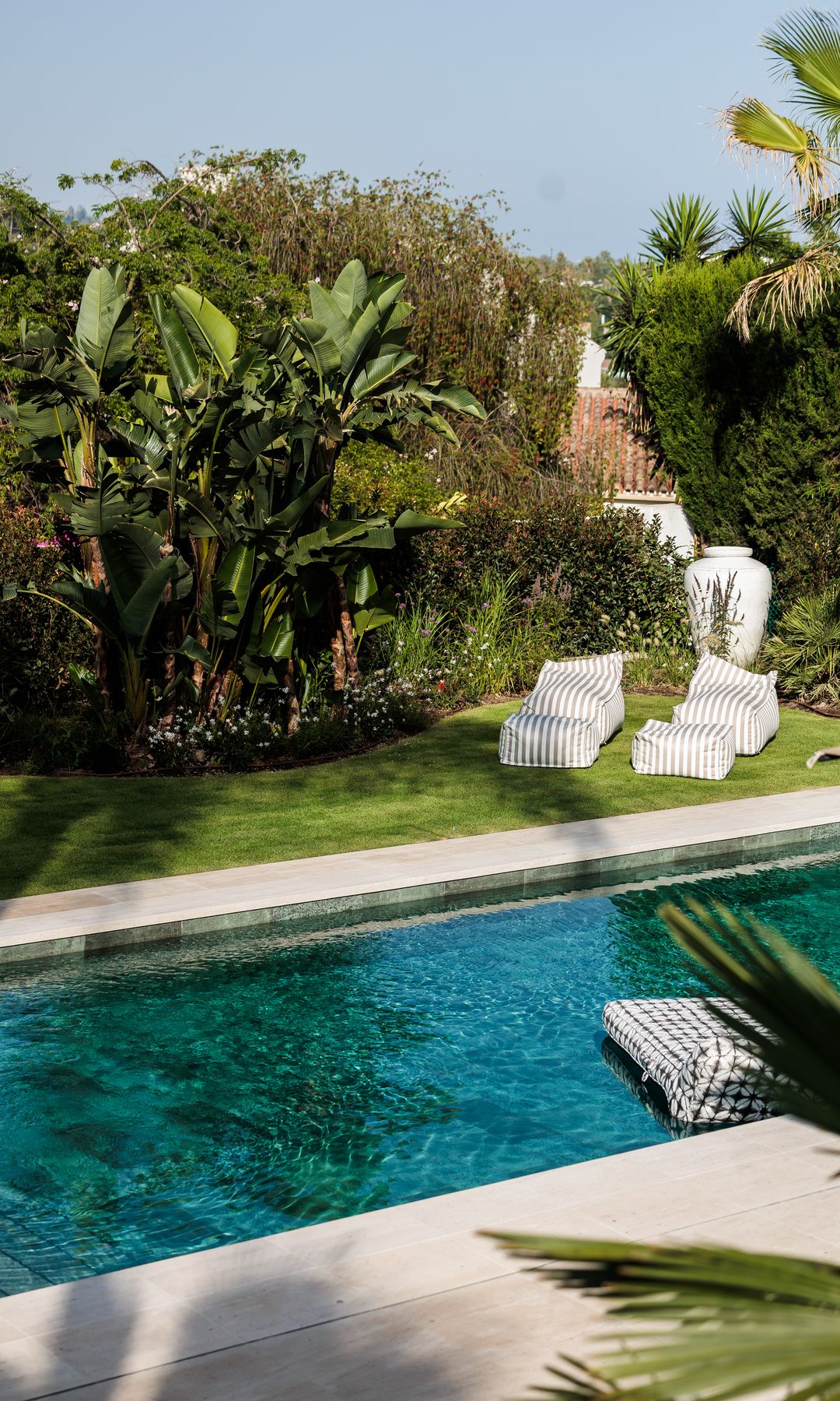 Jardín con piscina en un proyecto de GC Studio