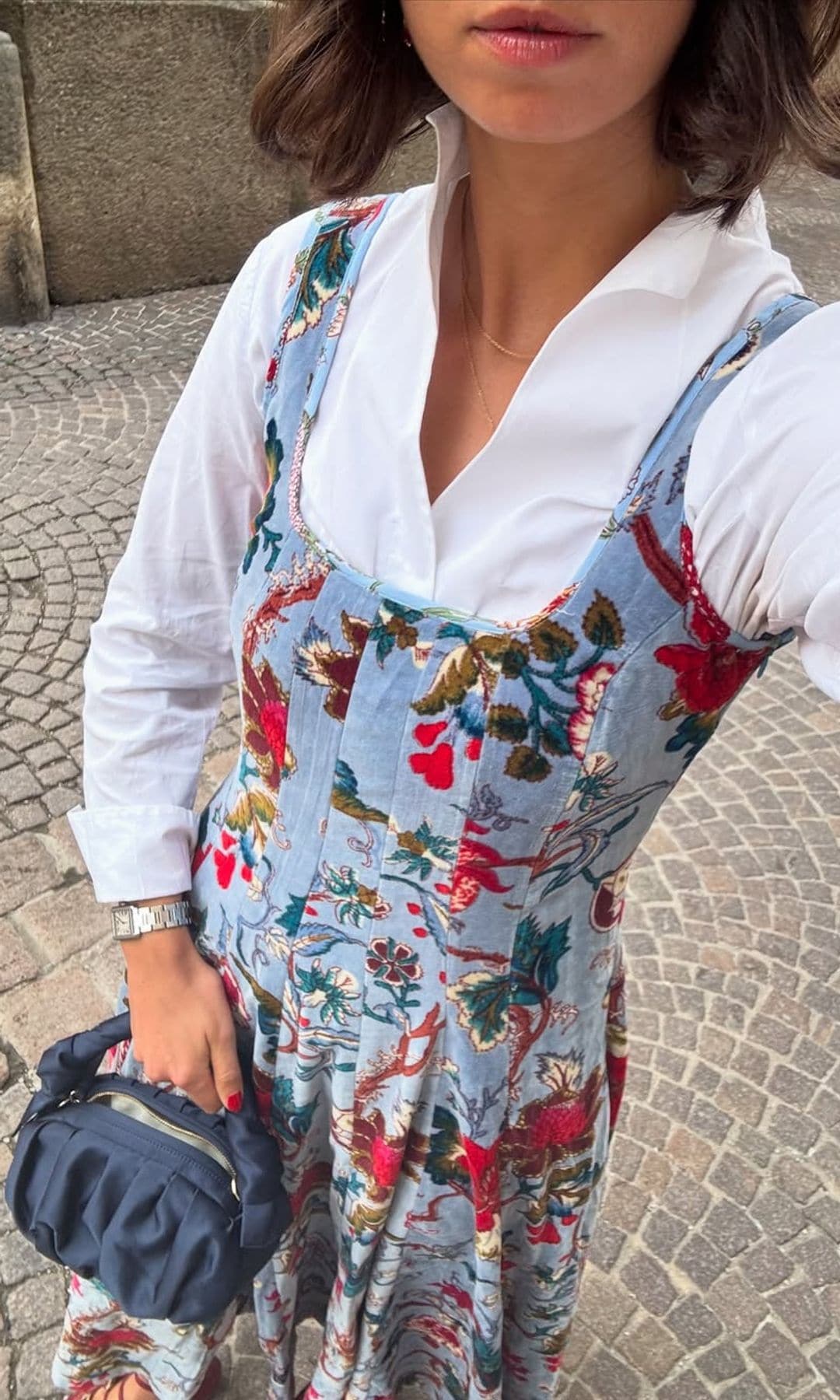 Influencer con look de invitada