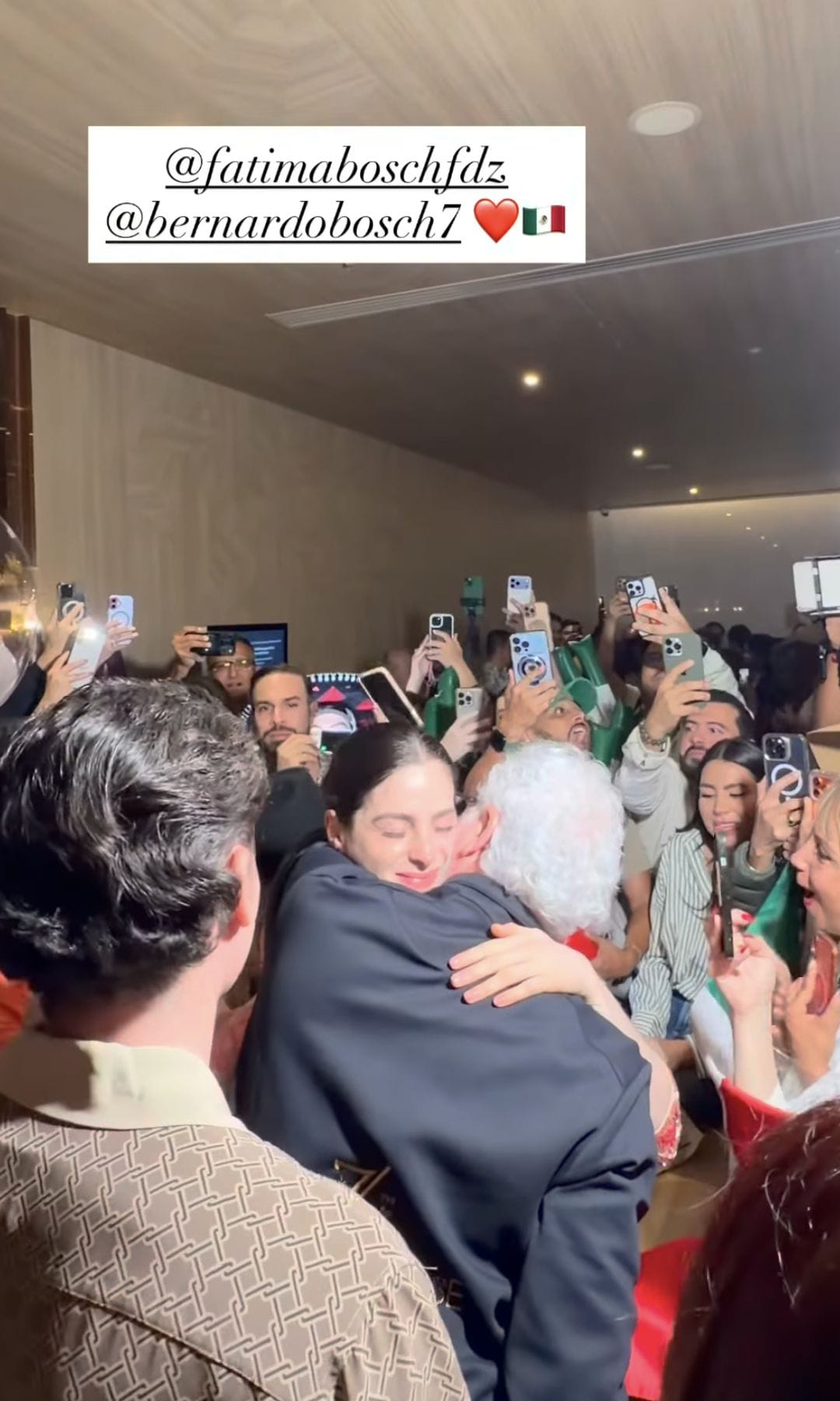 Fátima con su papá en un cálido abrazo horas antes de la final de Miss Universe