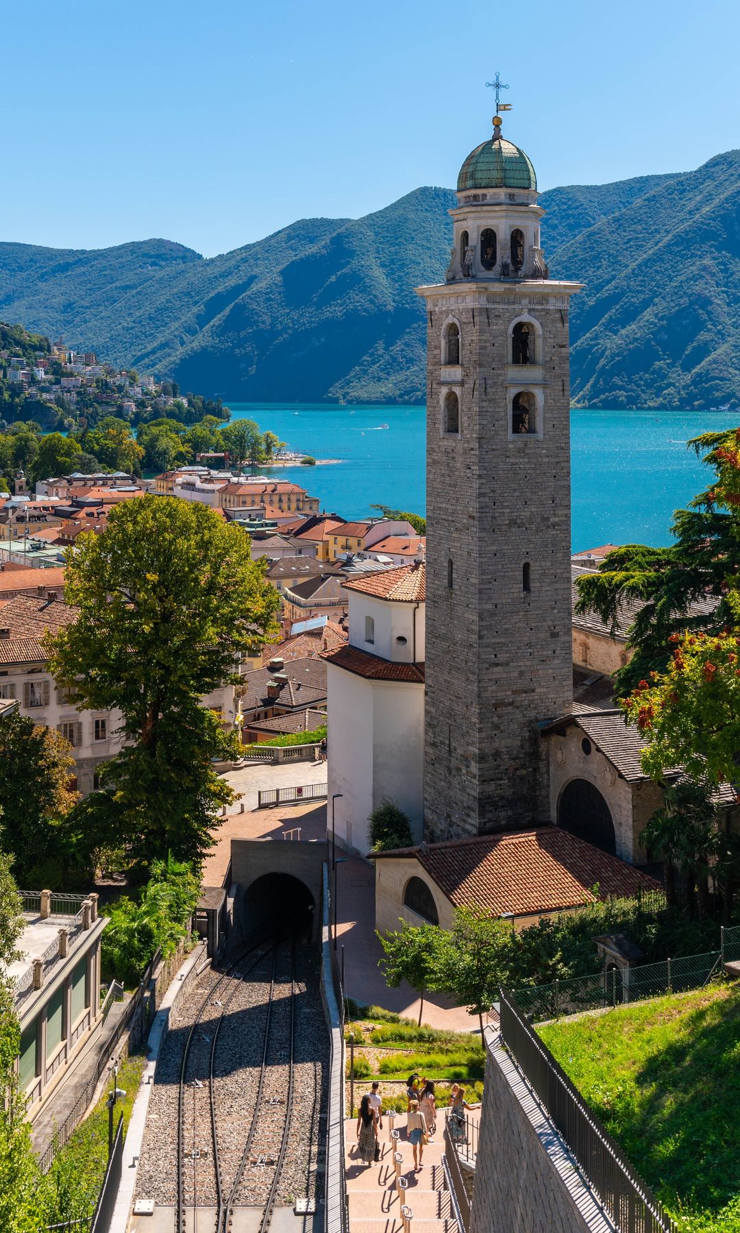 Lugano con la catedral de San Lorenzo, el lago y las vías del tren, Suiza