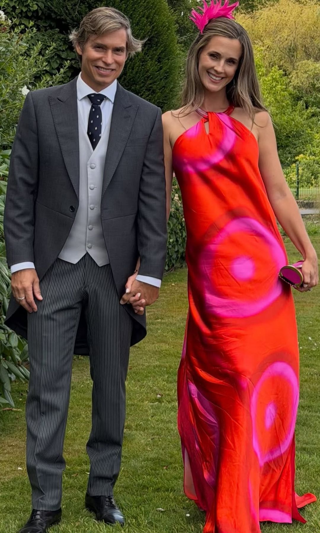 Astrid Klisans vuelve a enamorar a Carlos Baute con un vestido rojo y tocado de plumas en una boda familiar muy especial
