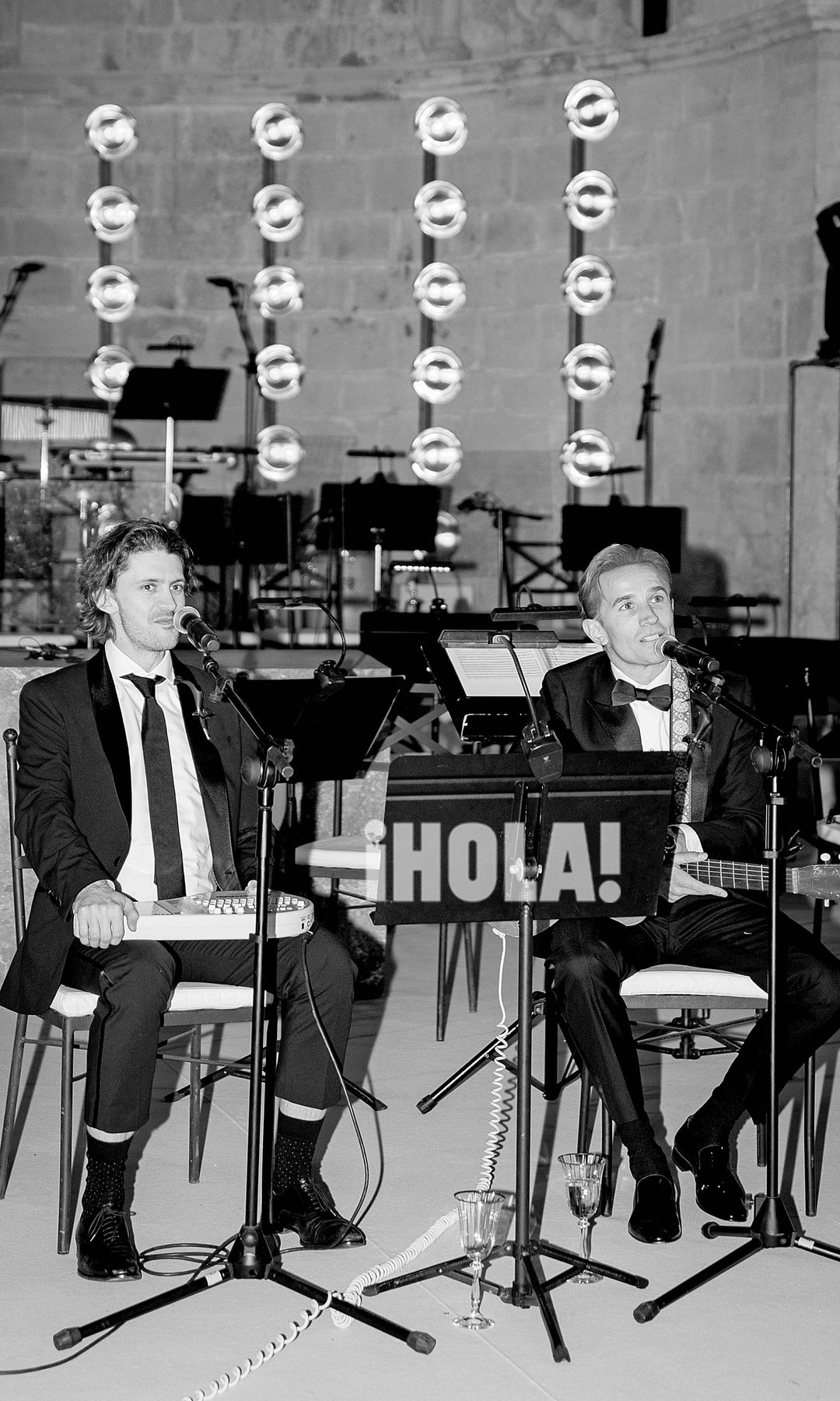 Jesse y Alex Bauer cantando para los novios