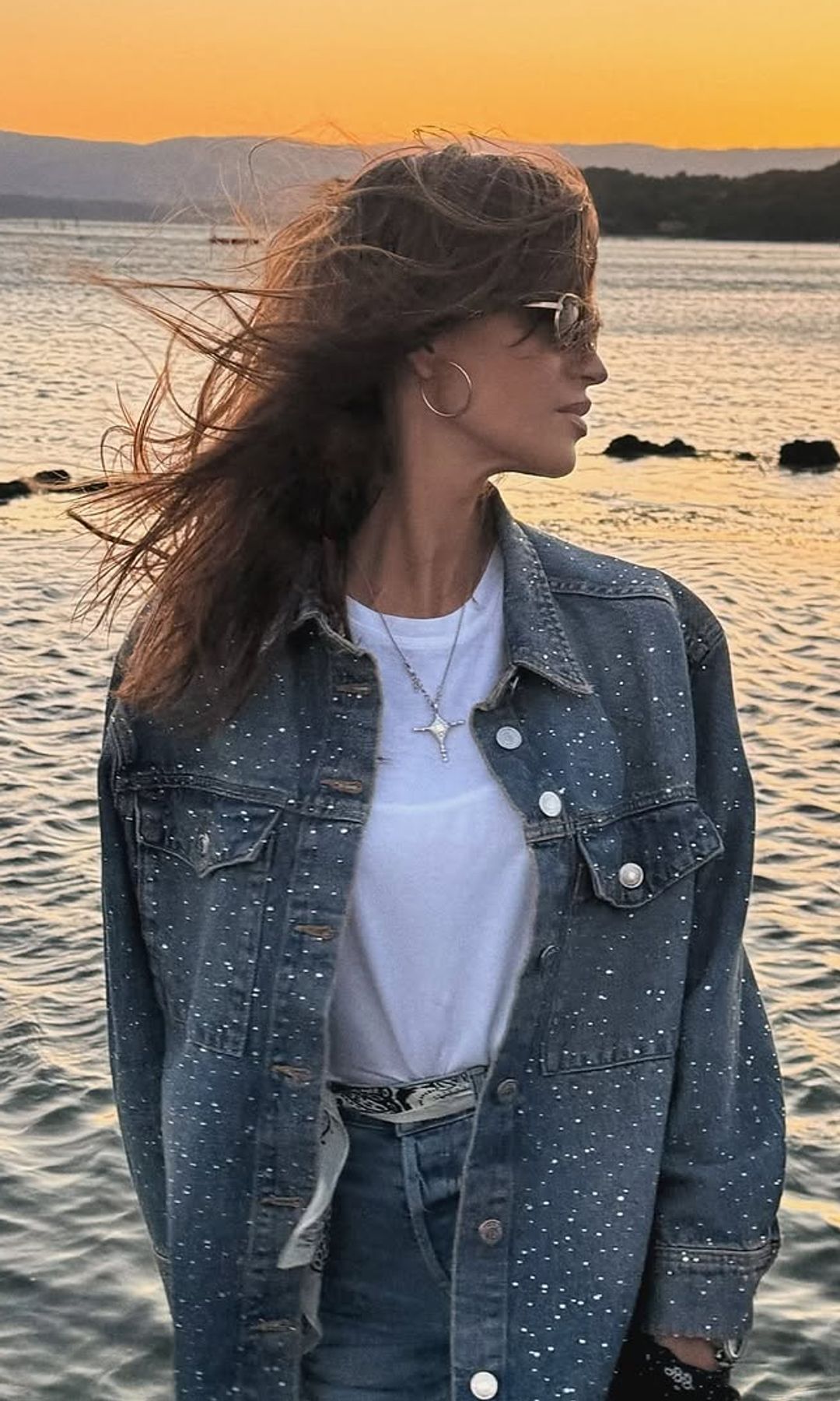 Sara Carbonero con chaqueta vaquera de brillos de Slowlove