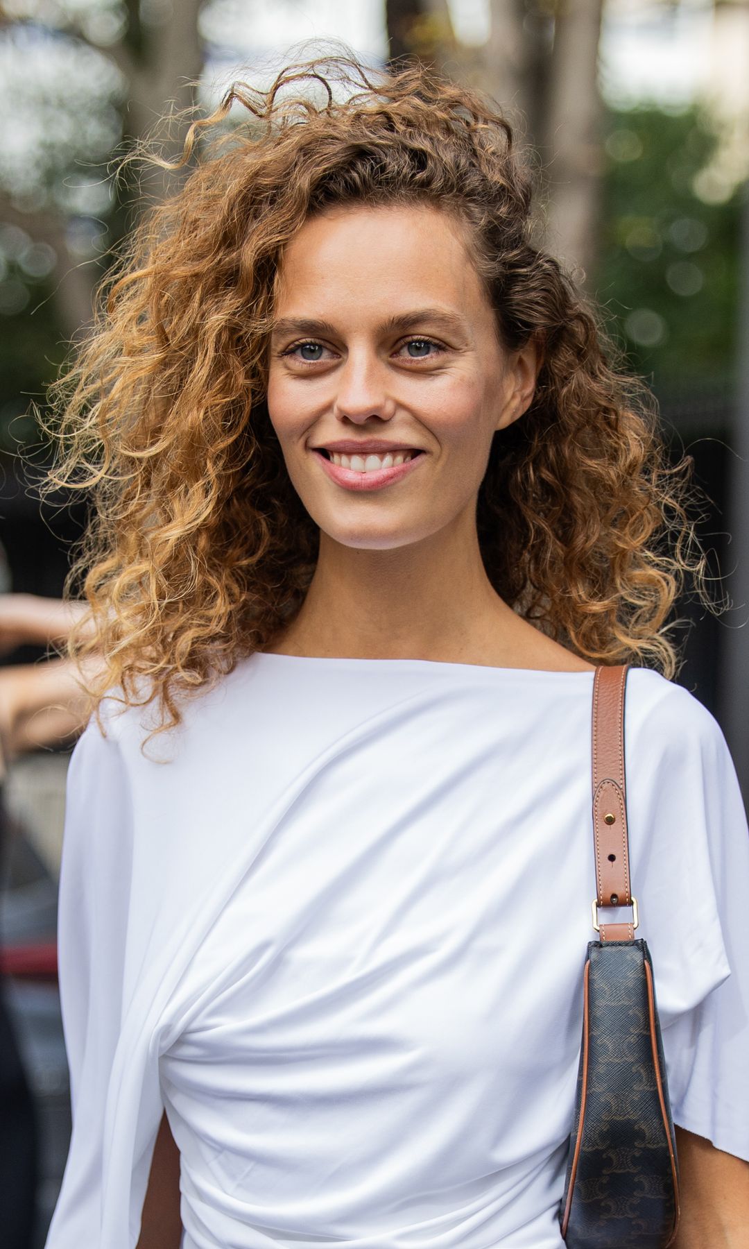  Corte de pelo de mujer rizado 