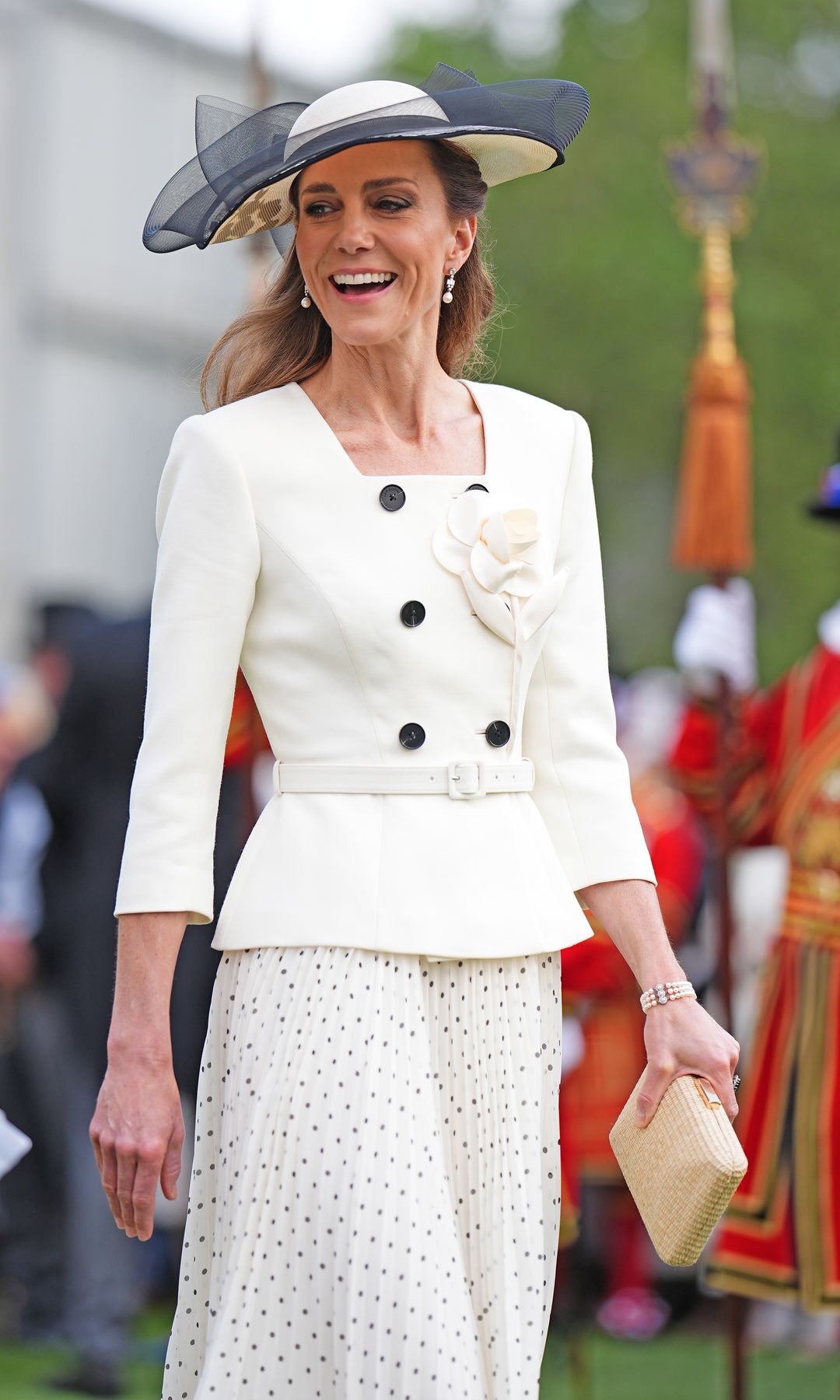 La princesa de Gales triunfa con un look primaveral: falda vaporosa de lunares y pendientes de Isabel II