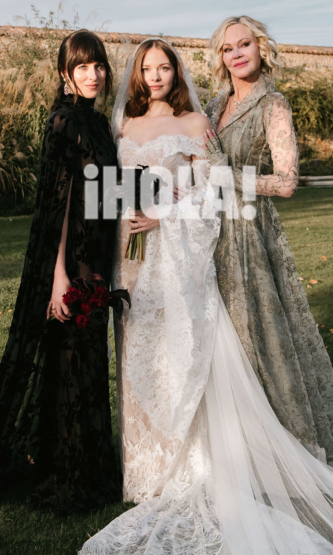 Stella posa por primera vez como mujer casada con los pilares más importantes de su vida. Aquí, con su madre, Melanie Griffith, con un vestido en verde musgo de satén de seda, con un abrigo de encaje con guantes en el mismo tono, y su hermana, Dakota Johnson, con un vestido también de encaje con capa y cuello "perkins"