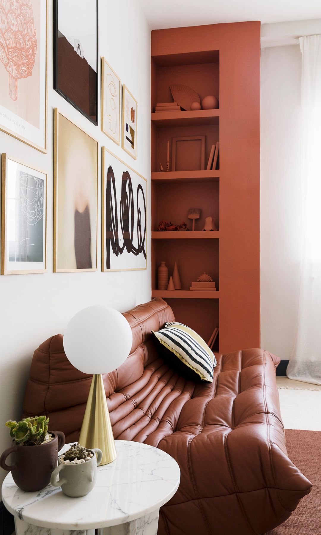 Salón con pintura llamativa