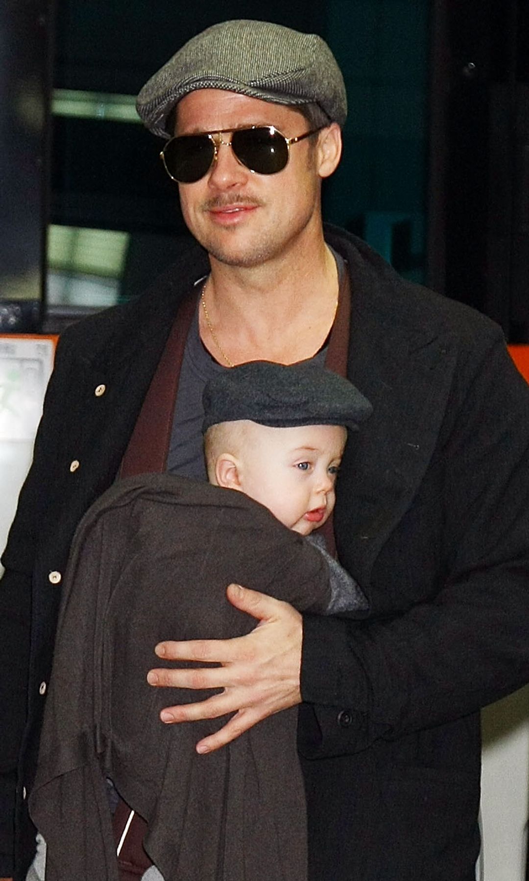 Brad Pitt con sus hijos durante la promoción en Japón de su película 'El curioso caso de Benjamin Button' en 2009