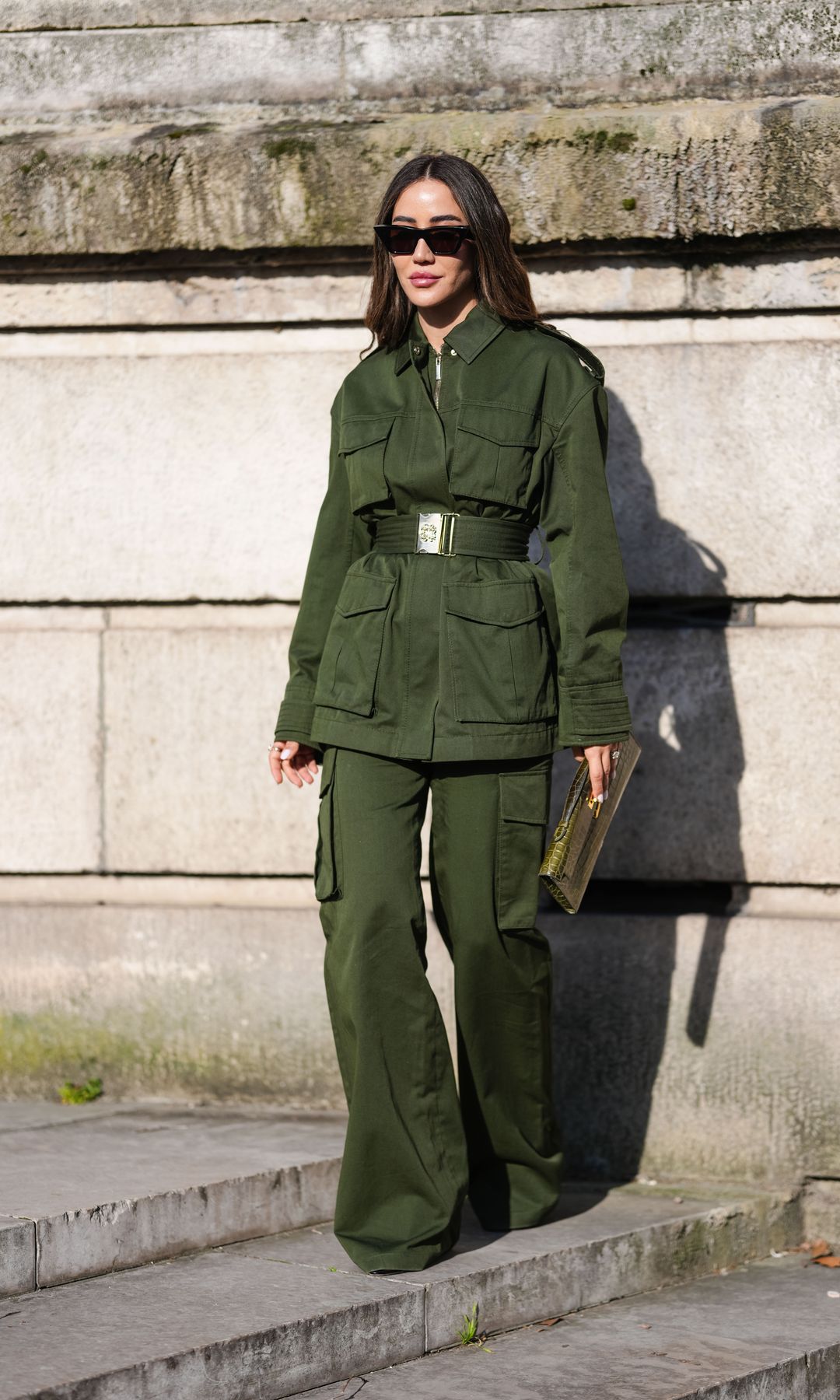 Tamara Kalinic con pantalón cargo verde