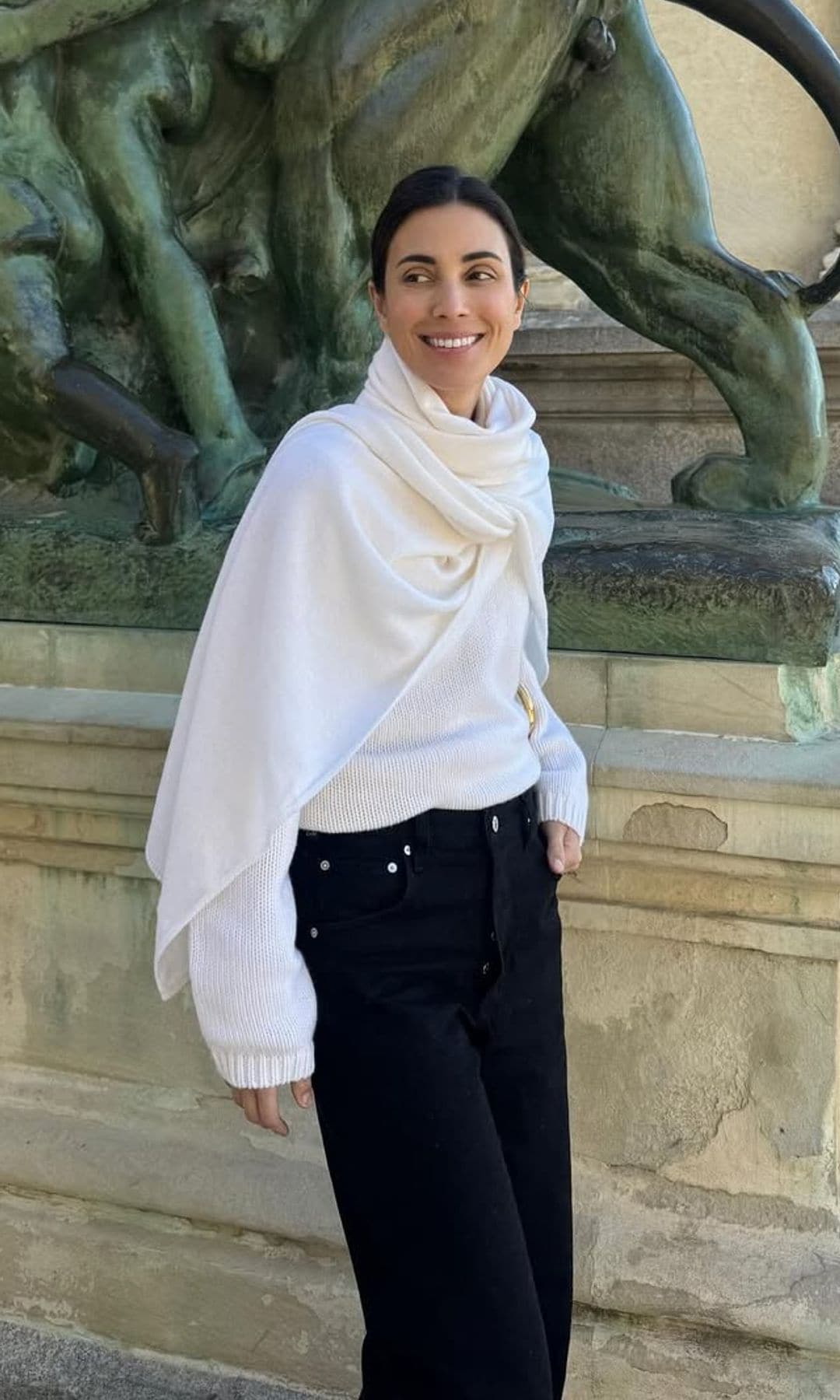 Compré una bufanda del mismo color que mi jersey favorito y conseguí elevar mis looks más sencillos con este truco de Sassa de Osma